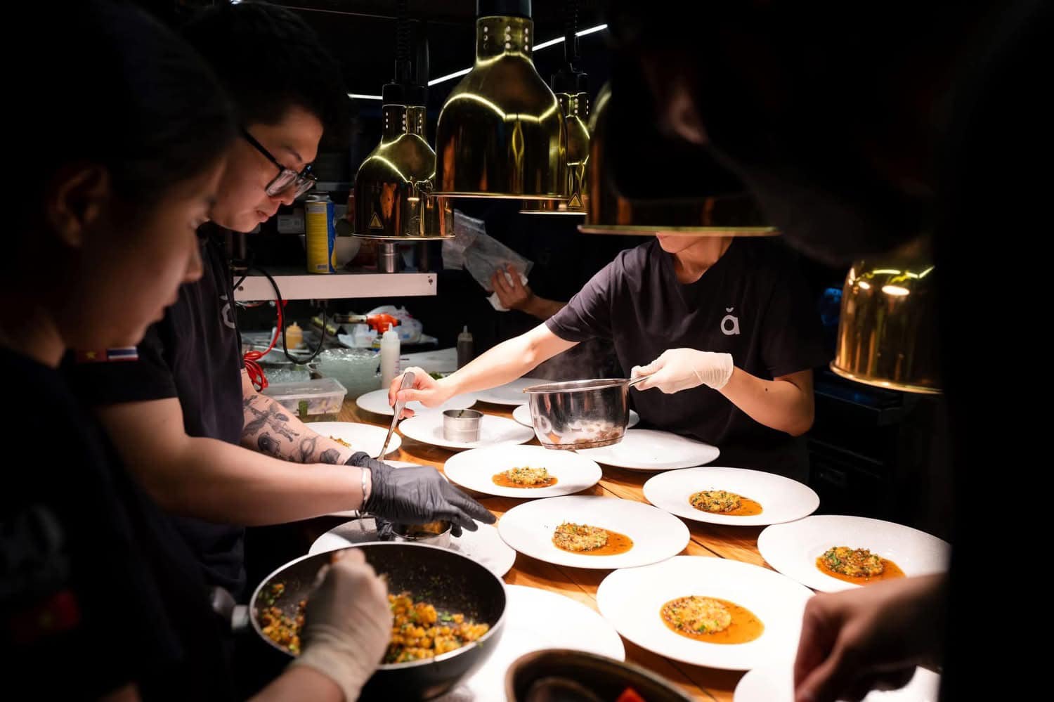Ănăn Saigon – Fusion giữa lòng chợ cũ Ẩn mình giữa khu chợ cũ Tôn Thất Đạm, Ănăn Saigon gây ấn tượng bởi phong cách fusion độc đáo – kết hợp ẩm thực đường phố Việt với kỹ thuật nấu ăn hiện đạ