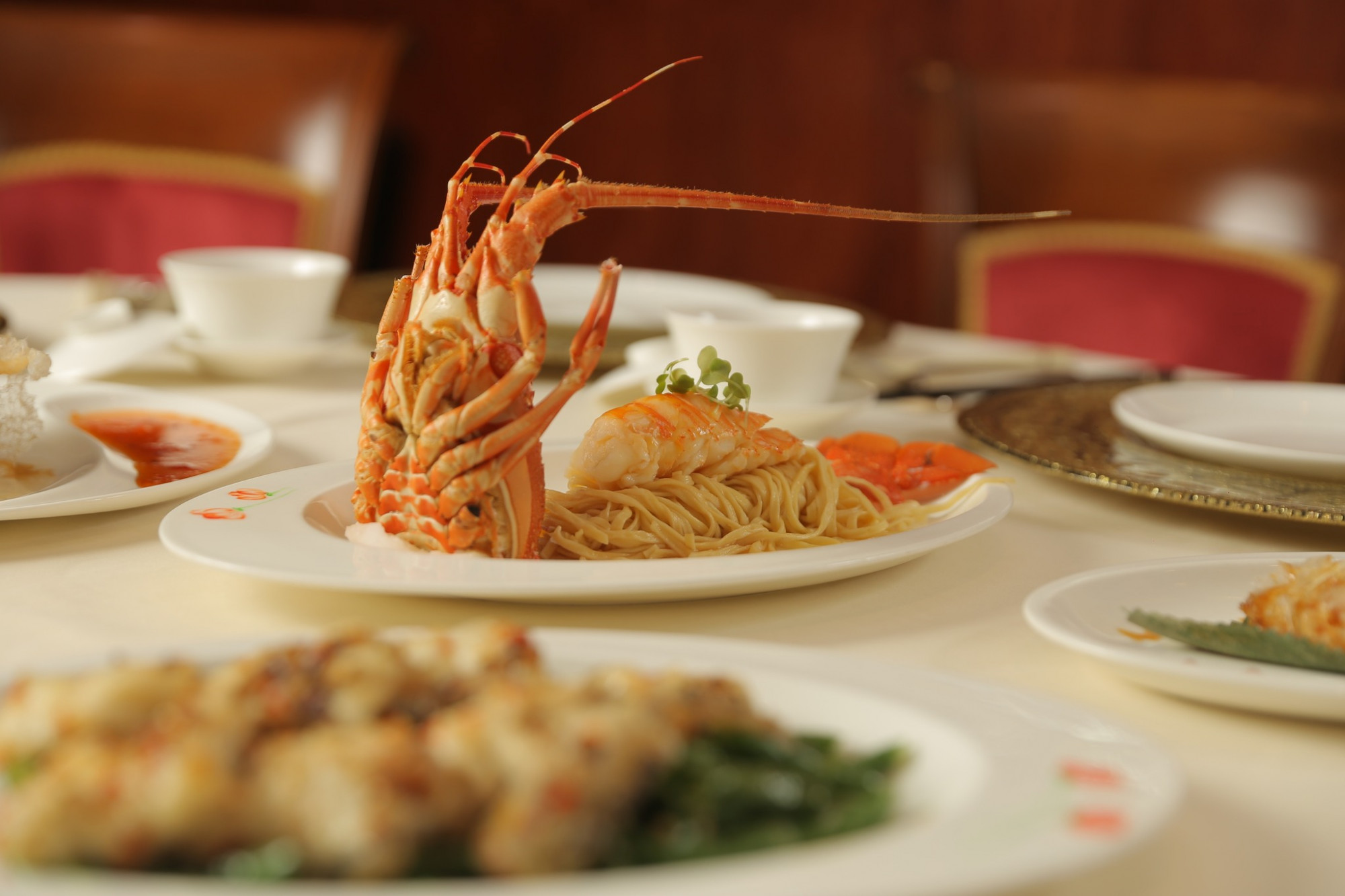 Long Triều – Tinh hoa ẩm thực Hoa giữa trung tâm Nhà hàng Long Triều tại khách sạn The Reverie tiếp tục giữ vững 1 sao Michelin năm thứ hai liên tiếp nhờ chất lượng món ăn và dịch vụ đỉnh cao. Món dimsum cầu kỳ hay vịt quay Bắc Kinh được chế biến chuẩn mực, giữ đúng hương vị truyền thống Trung Hoa nhưng vẫn tạo được nét riêng phù hợp khẩu vị hiện đại.