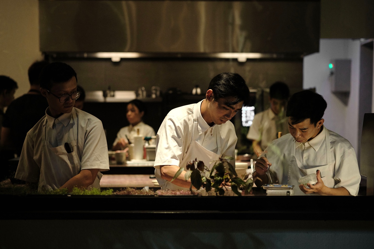Coco Dining – Nghệ thuật kể chuyện bằng món ăn Là gương mặt mới được trao sao Michelin năm nay, Coco Dining gây ấn tượng mạnh bởi sự giao thoa hài hòa giữa truyền thống Việt và phong cách ẩm thực đương đại. Đầu bếp Võ Thành Vương (Top Chef Việt Nam 2019) xây dựng thực đơn như một bản giao hưởng kể chuyện bằng vị giác