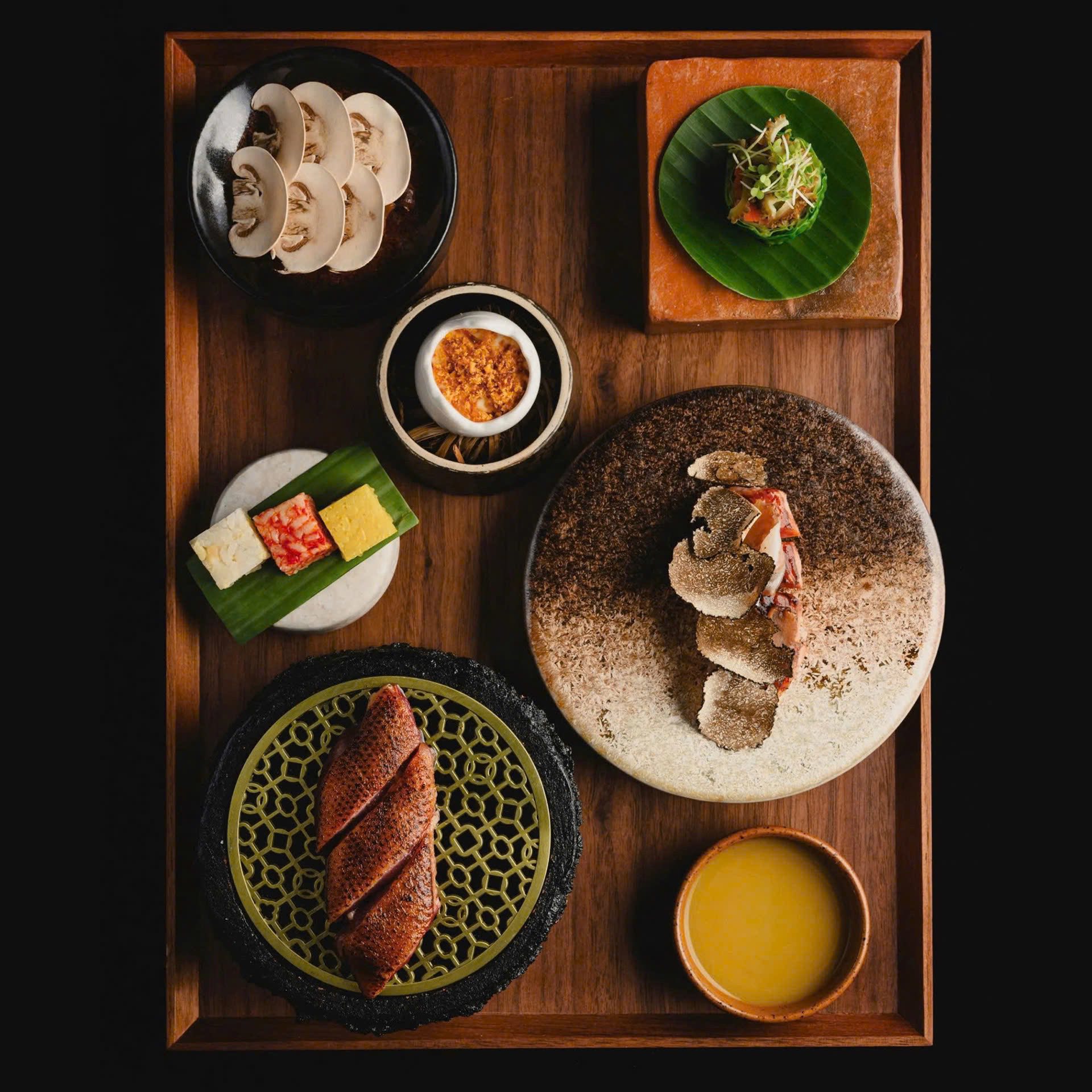 Ciel Dining – Dấu ấn Việt trong tinh thần Pháp: Lần đầu tiên góp mặt trong danh sách sao Michelin, Ciel Dining mang đến một làn gió mới cho giới sành ăn TP.HCM. Đầu bếp Việt Hồng – người từng tu nghiệp tại các nhà hàng Pháp danh giá – đã tạo nên thực đơn theo mùa mang đậm hồn Việt qua nguyên liệu địa phương như cá tuyết, cua hoa, sò điệp... kết hợp kỹ thuật Pháp hiện đại. 