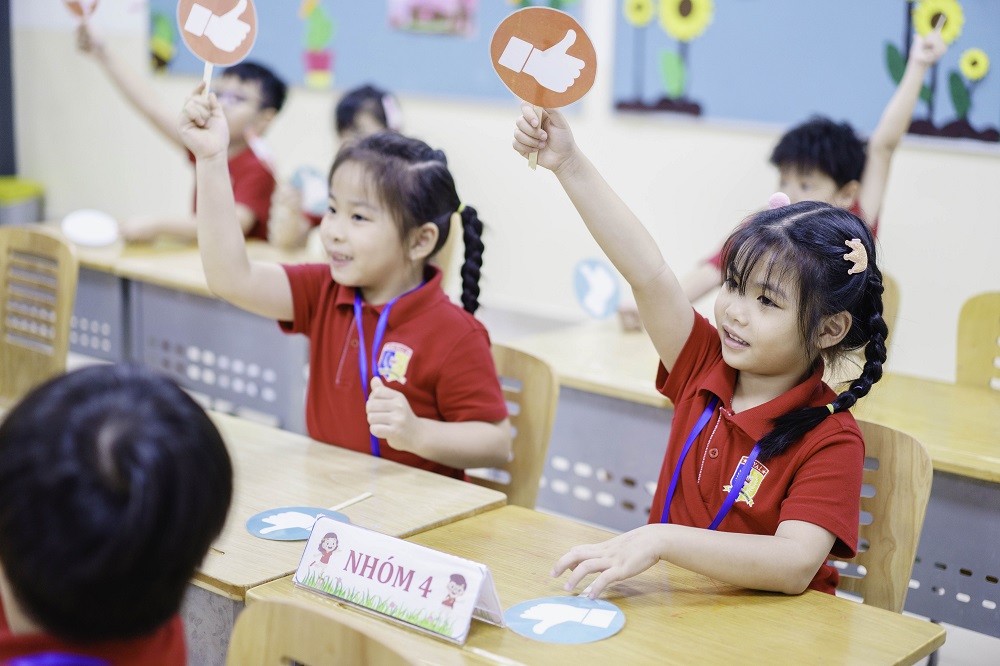 Học lớp 1 tại Royal School giúp học sinh trang bị nền tảng tốt cho hành trình chinh phục tri thức - Ảnh: Royal School