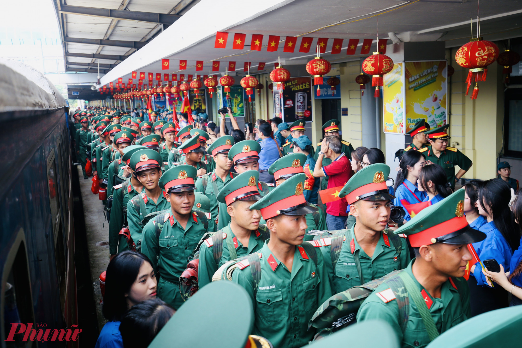 Hàng trăm chiến sĩ, cán bộ của Quân khu 5 đến Hà Nội trong sự chào đón nồng nhiệt của người dân thủ đô và các đồng đội.