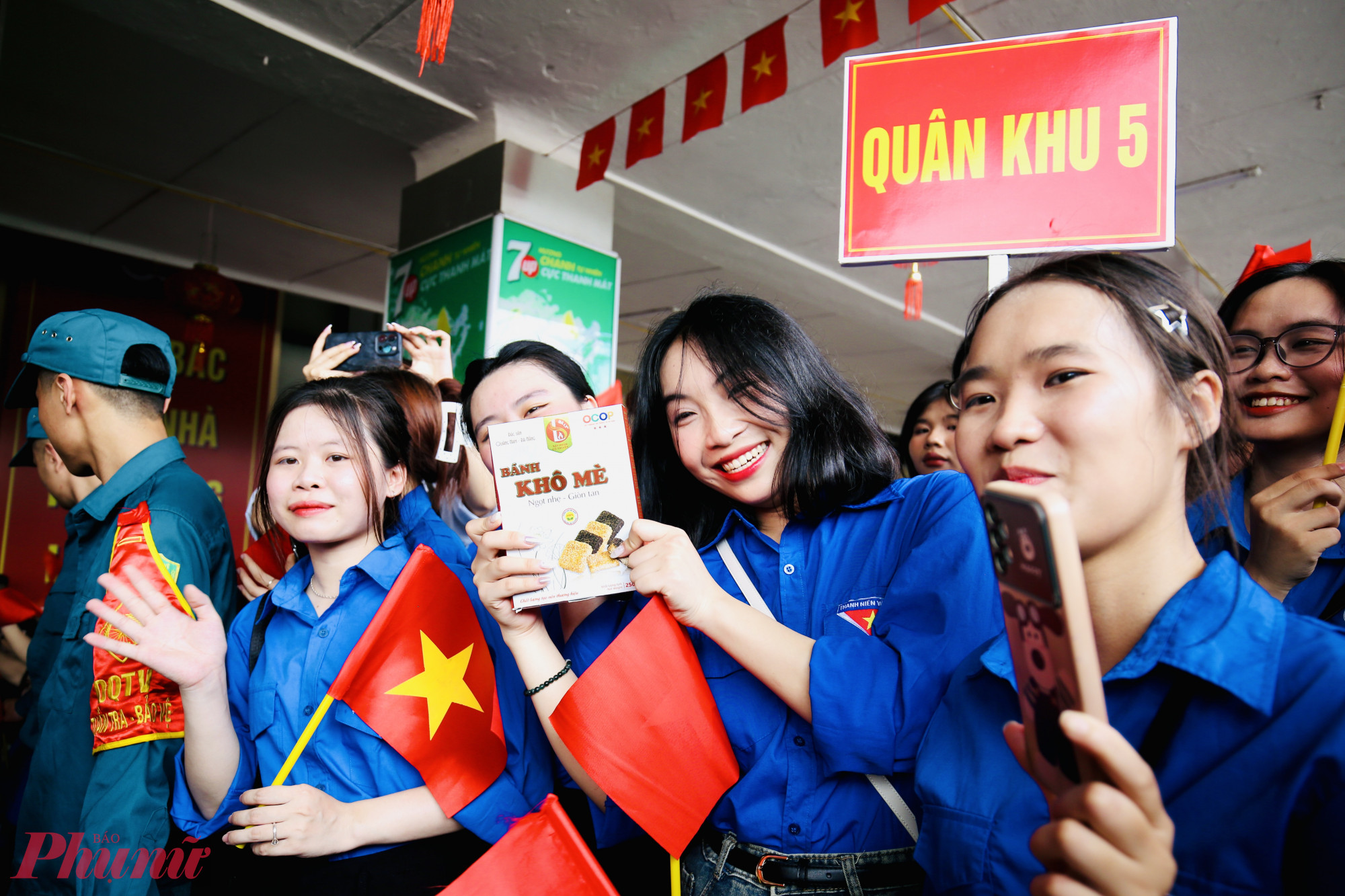 Những món quà các chiến sĩ mang từ miền Nam trao tặng người dân Thủ đô.