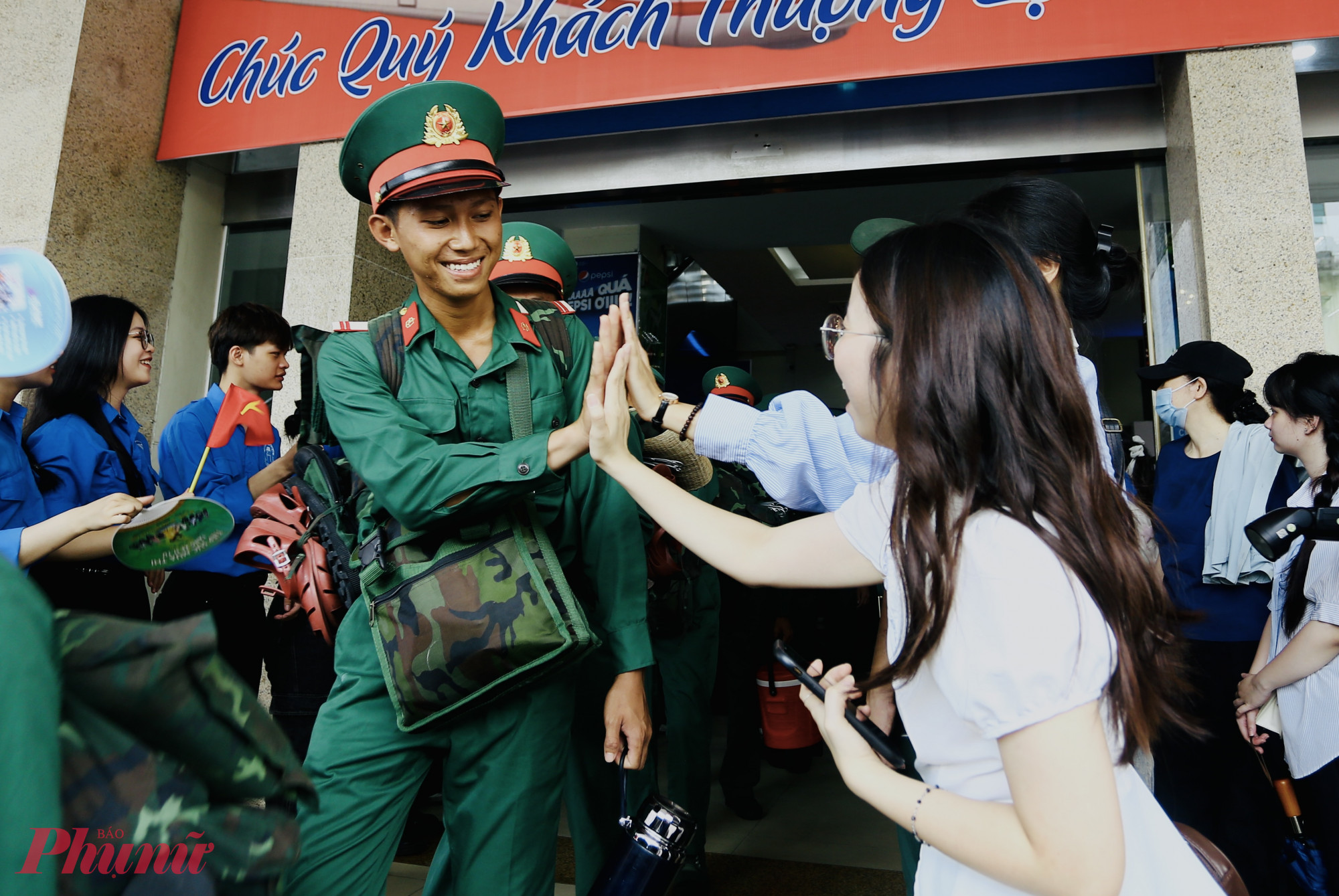 Hà Nội chào đón các cán bộ làm nhiệm vụ A80 bằng nụ cười rạng rõ.