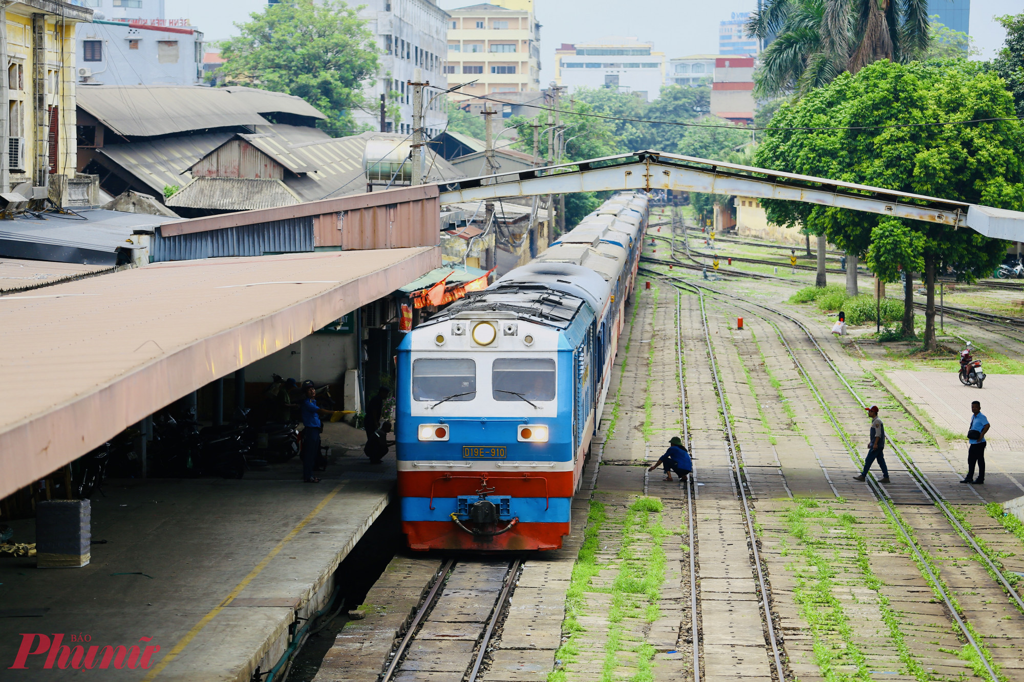Đúng 11g cùng ngày, chuyến tàu đặc biệt chở Đoàn tham dự lễ diễu binh A80 đã có mặt tại Ga Hà Nội.