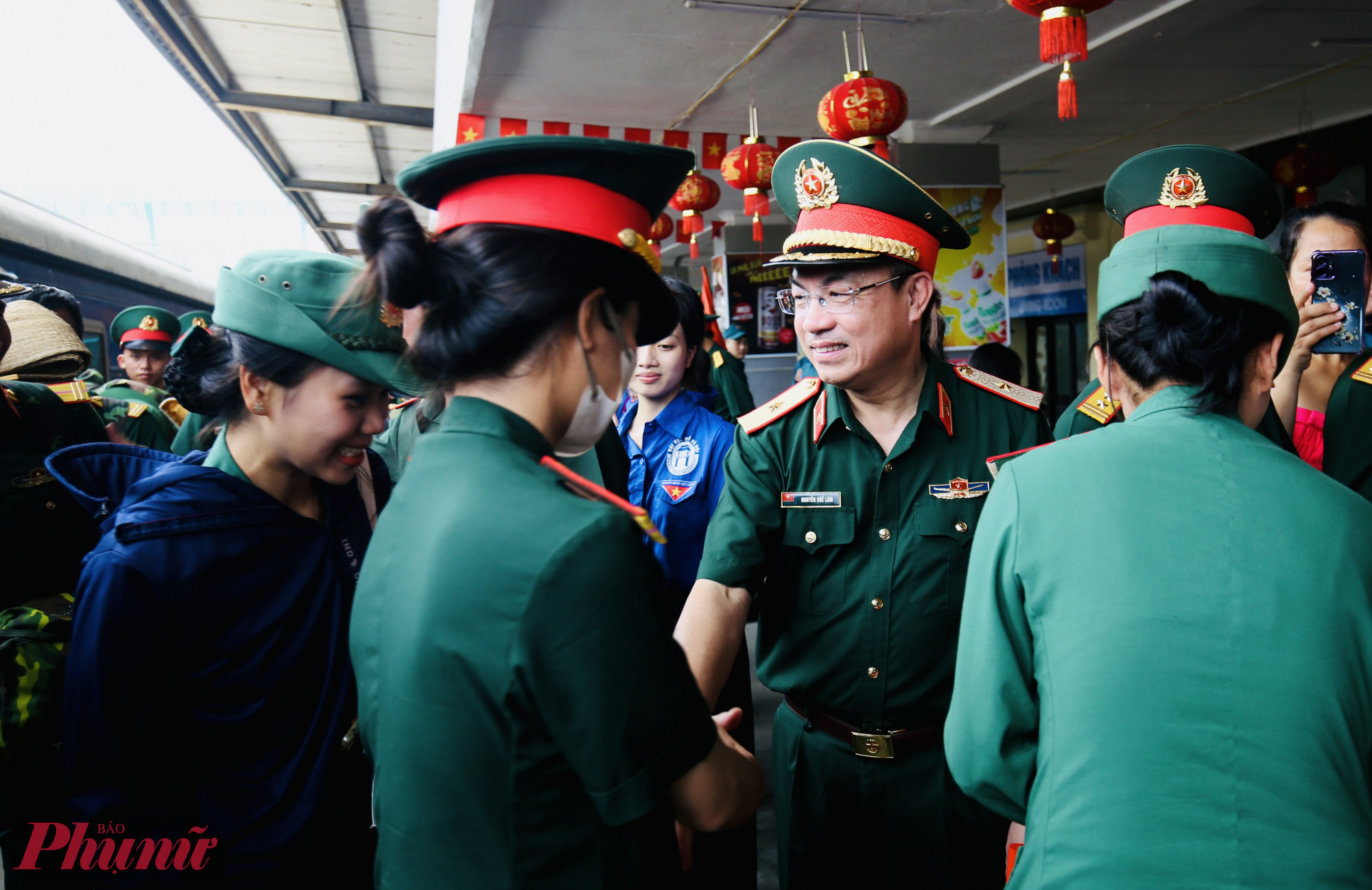 Thiếu tướng Nguyễn Quế Lâm Cục trưởng Cục xe máy vận tải (Bộ Quốc Phòng) bắt tay động viên đoàn tham gia đón đoàn làm nhiệm vụ A80. 