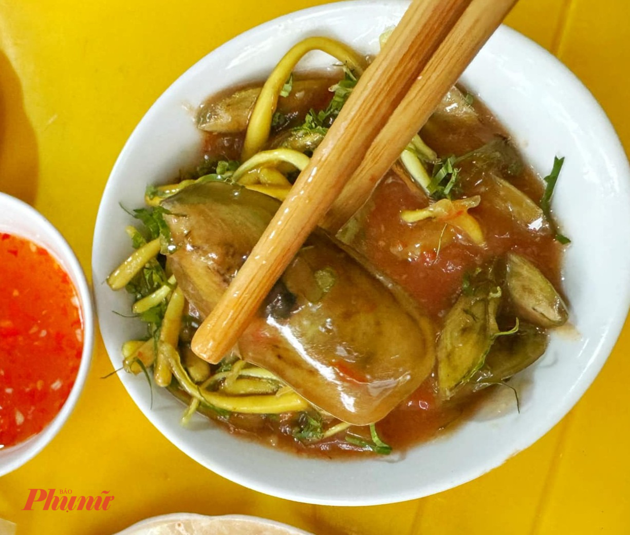Để ăn phần thân, đòi hỏi sự khéo léo, kiên nhẫn của cả khoang miệng