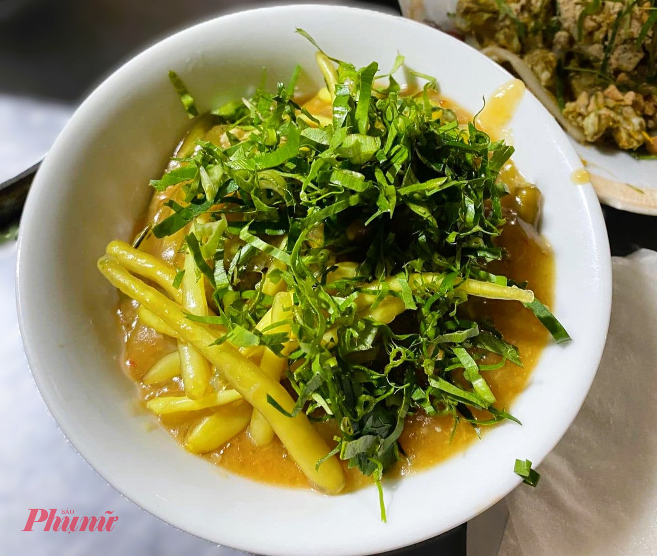 Phần chân giá vàng ươm màu nghệ, giòn dai cùng rau thơm