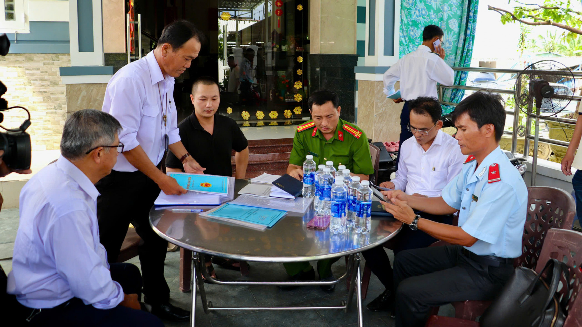Đoàn kiểm tra liên ngành tỉnh Hậu Giang làm việc với cơ sở giết mổ Dững Nga - Ảnh CTV