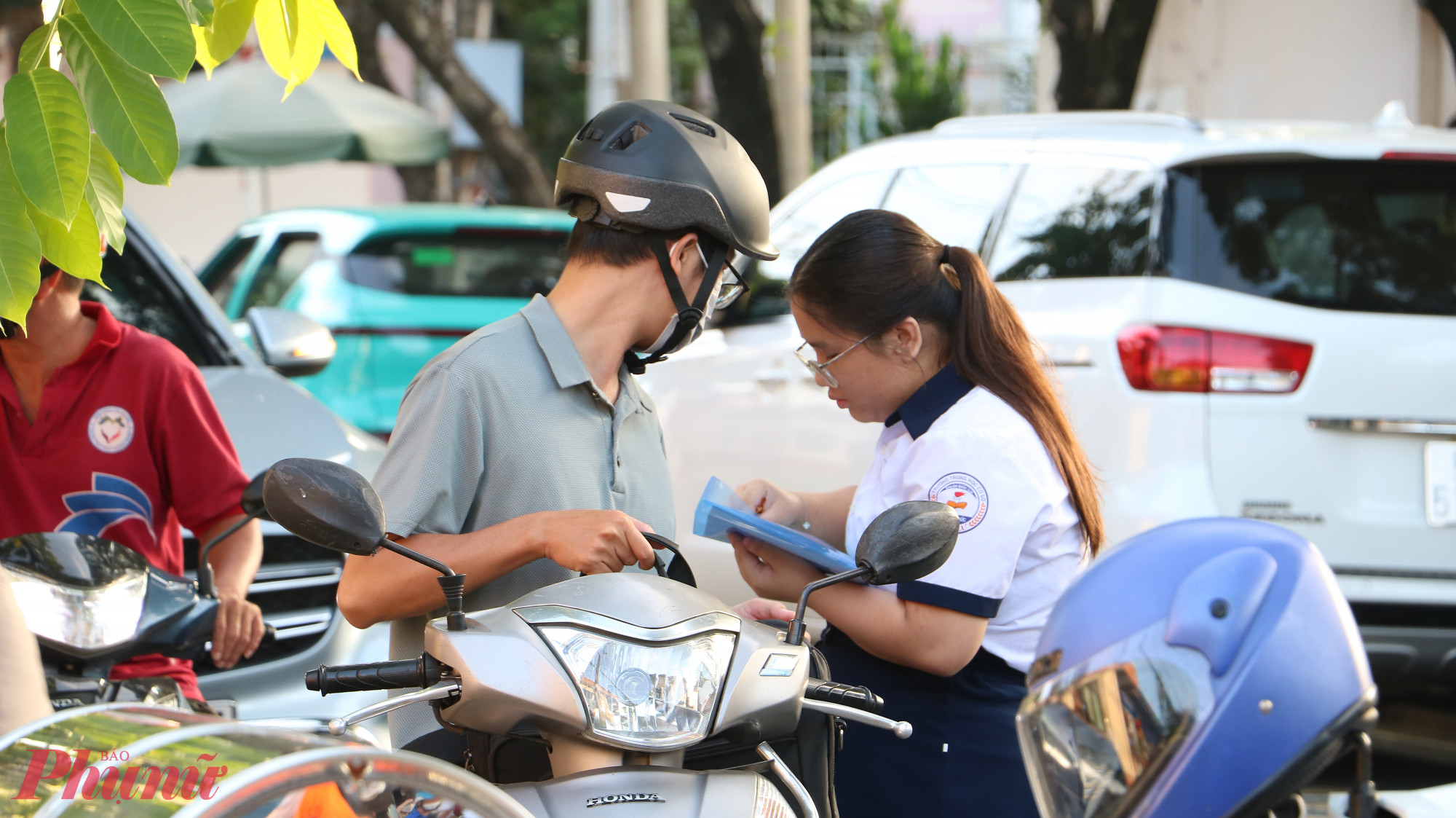 Học sinh kiểm tra lại hồ sơ trước khi vào cổng trường - Ảnh: Trang Thư