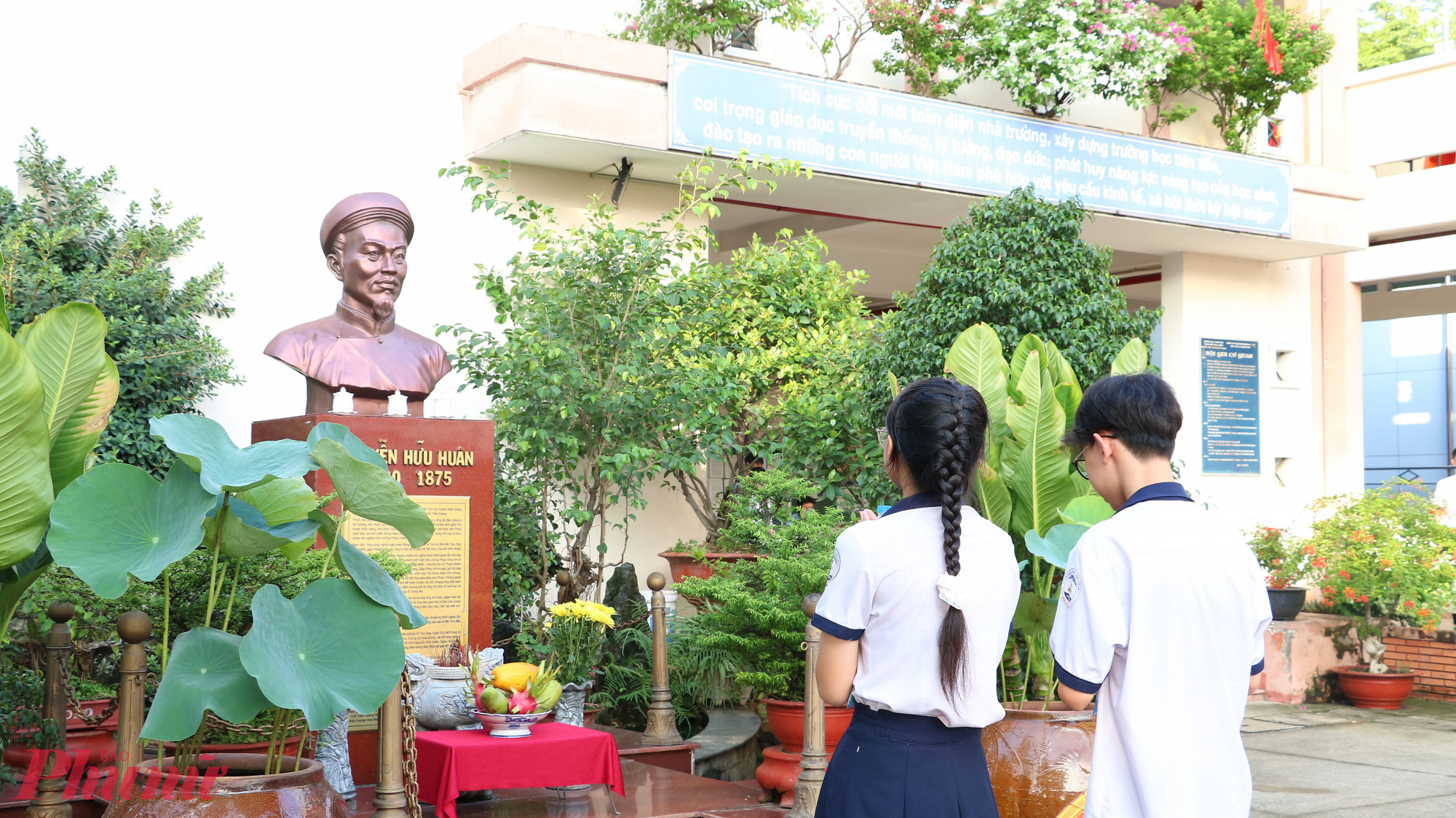 Thí sinh cầu nguyện may mắn trước tượng ông Nguyễn Hữu Huân - ẢNh: Trang Thư