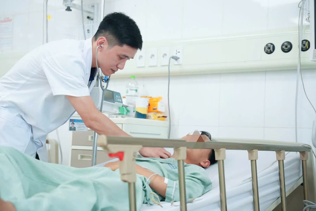 Nam sinh hôn mẻ sâu do kẹp cổ vào thang máy - ảnh: BVCC