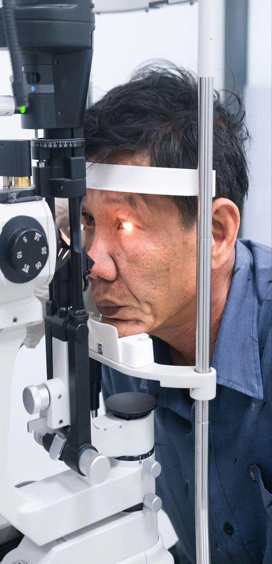 Kiểm tra mắt cho bệnh nhân - Ảnh: BV Mắt SôngTiền - Bến Tre