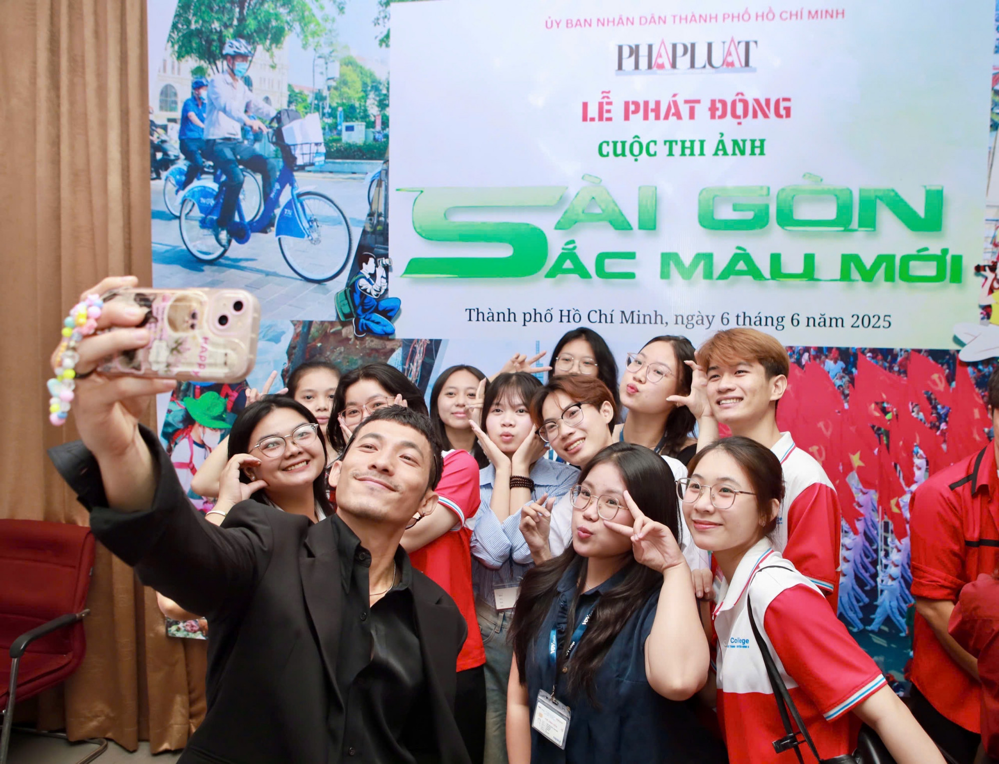 Diễn viên Liên Bỉnh Phát chụp cùng các sinh viên tại buổi phát động cuộc thi ảnh Sài Gòn - Sắc màu mới