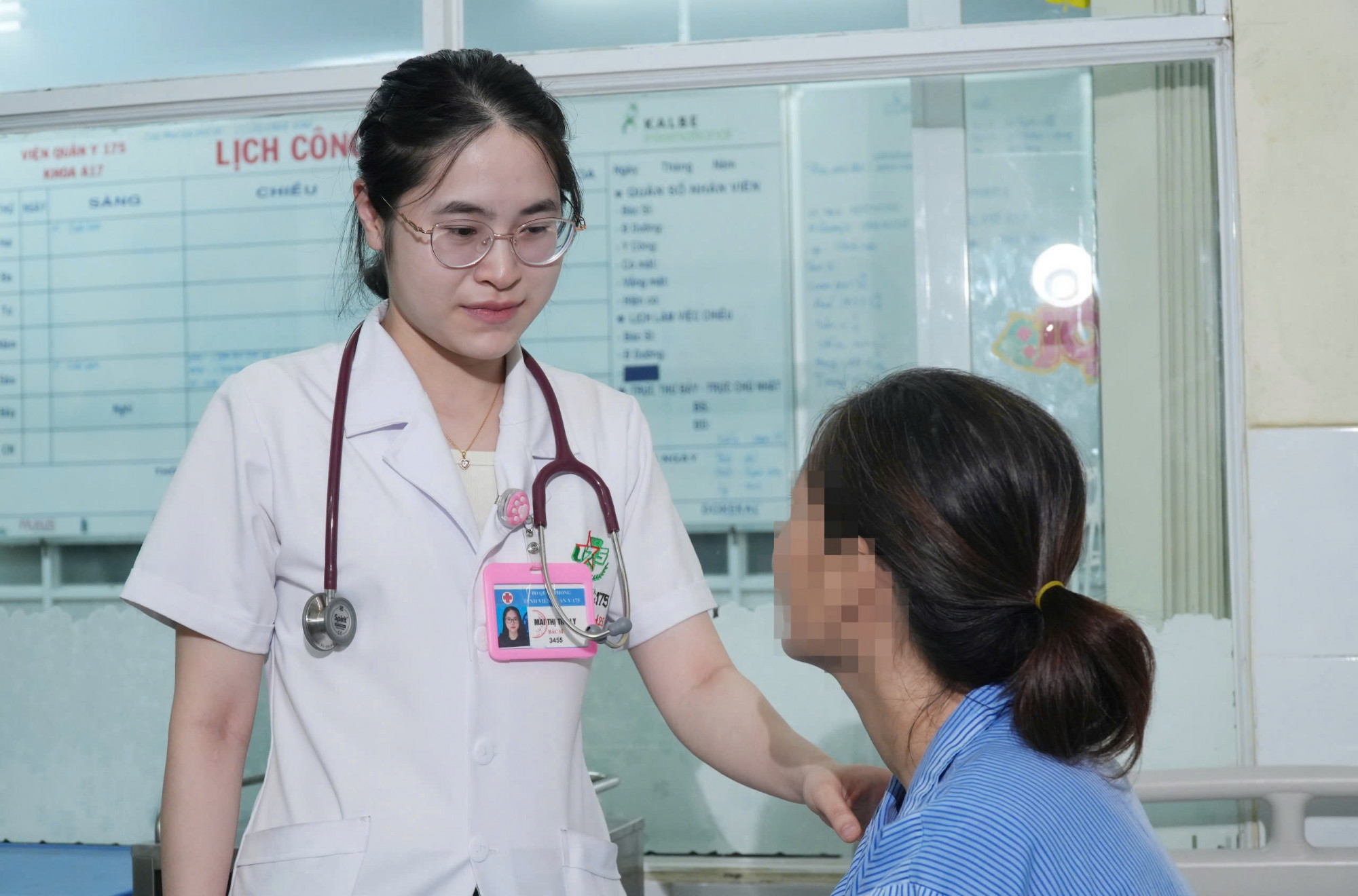 Bác sĩ Thu Ly thăm khám, động viên em H. trong thời gian điều trị, Ảnh BVCC