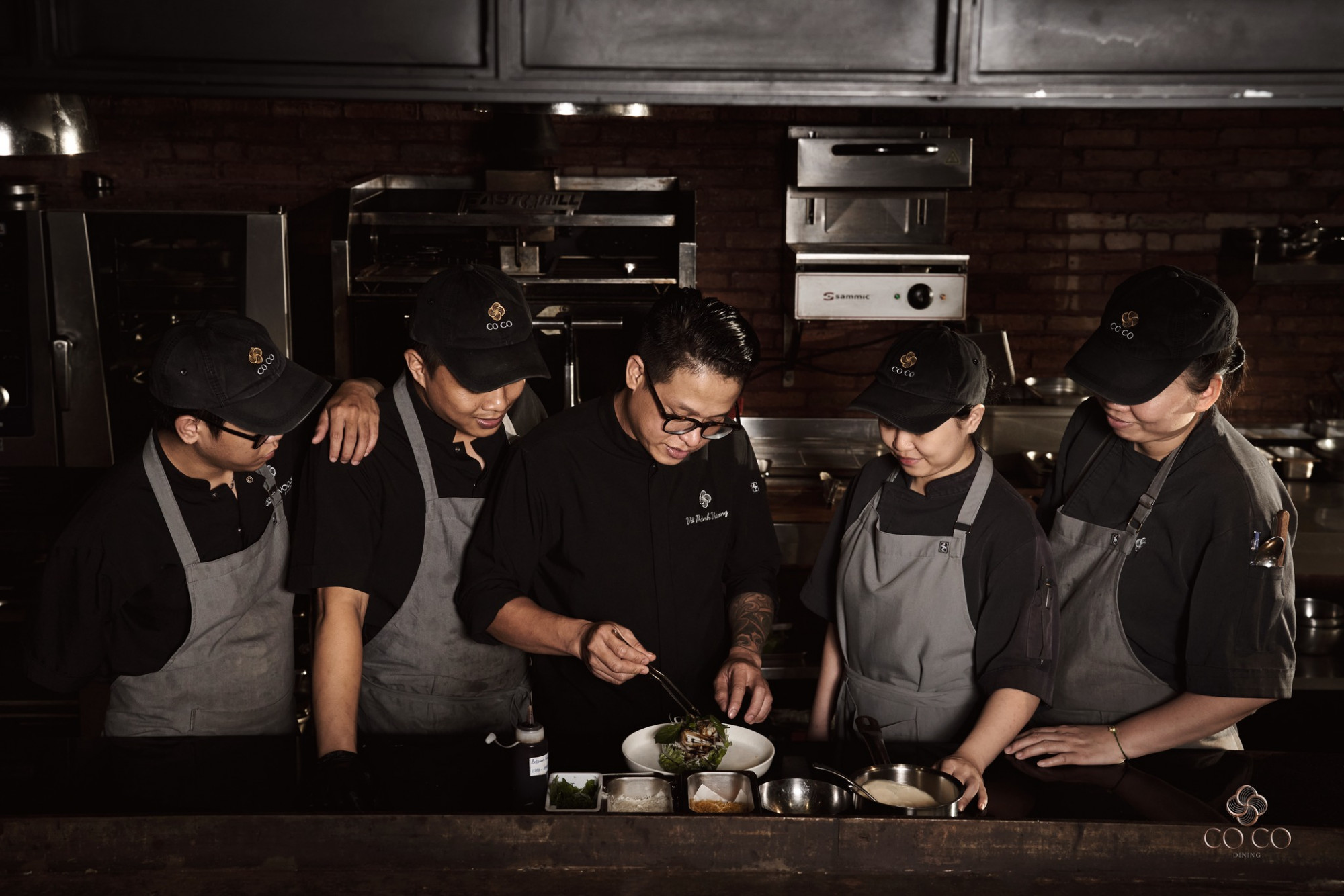Nhà hàng Coco Dining (136/1 Lê Thánh Tôn, quận 1) – Nghệ thuật kể chuyện bằng món ăn: Là đơn vị mới được trao 1 sao Michelin năm nay, Coco Dining gây ấn tượng mạnh bởi sự giao thoa hài hòa giữa truyền thống Việt và phong cách ẩm thực đương đại. Bếp trưởng của nhà hàng là đầu bếp Võ Thành Vương (Top Chef Việt Nam 2019).