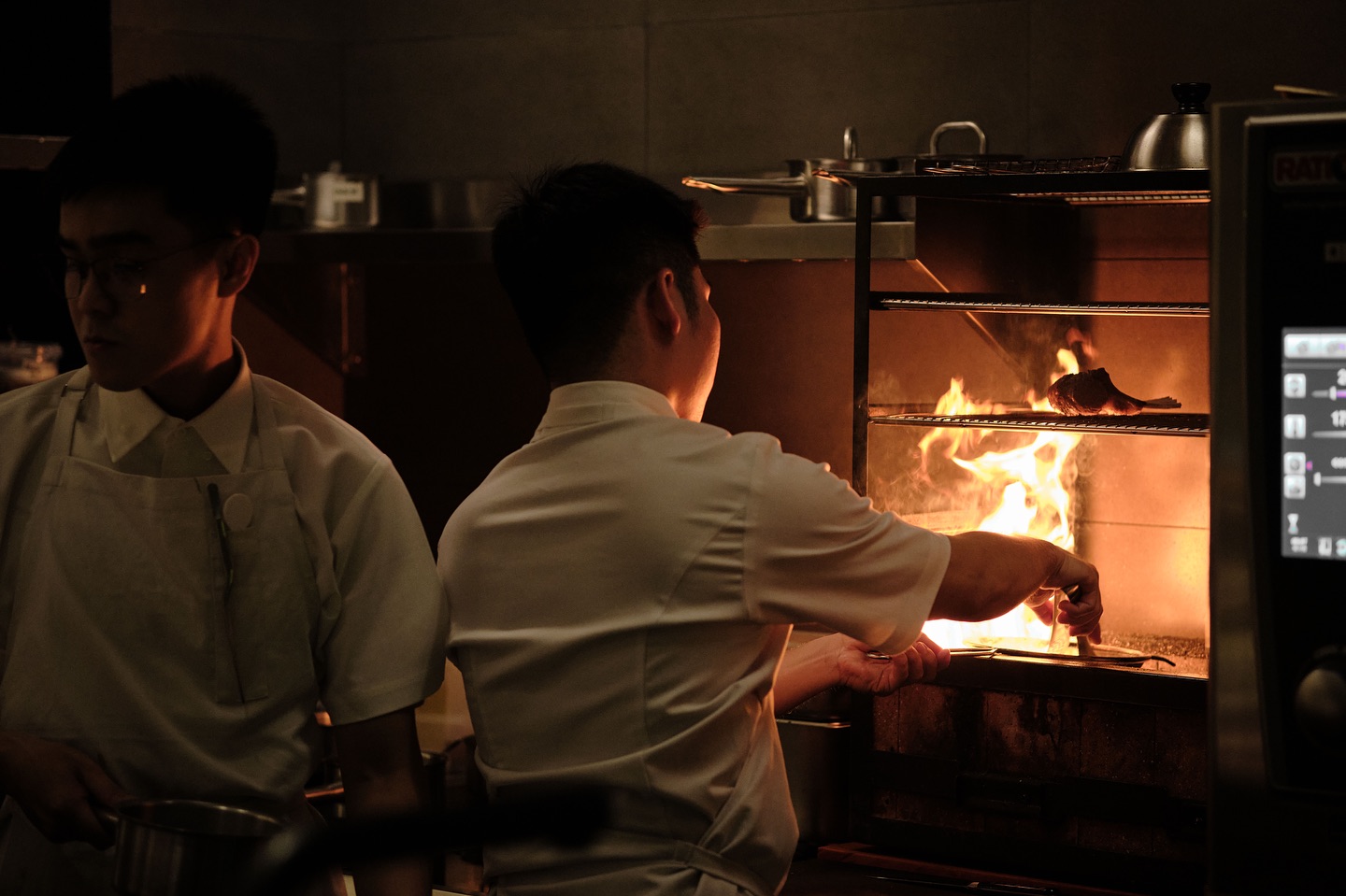 Nhà hàng Ciel được thiết kế theo phong cách tối giản, bếp mở để thực khách cùng quan sát quy trình hoạt động, chế biến món.