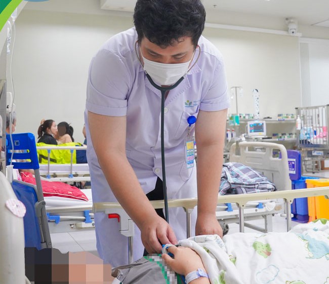Nam sinh phải nhập viện cấp cứu sau khi dùng thuốc lá điện tử đã bị cấm - ảnh: BVCC