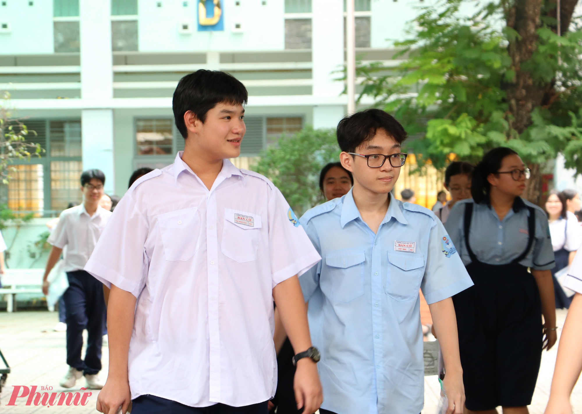 Thí sinh tại điểm thi Trường THCS Bàn Cờ (quận 3) rạng rỡ sau bài thi ngoại ngữ - Ảnh: Trang Thư