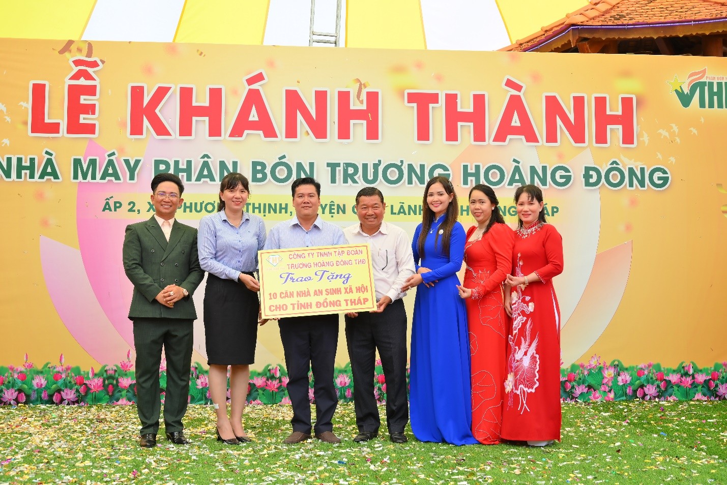 Trao tặng nhà tình thương cho gia đình khó khăn tại địa phương - Ảnh: Sơn Trịnh