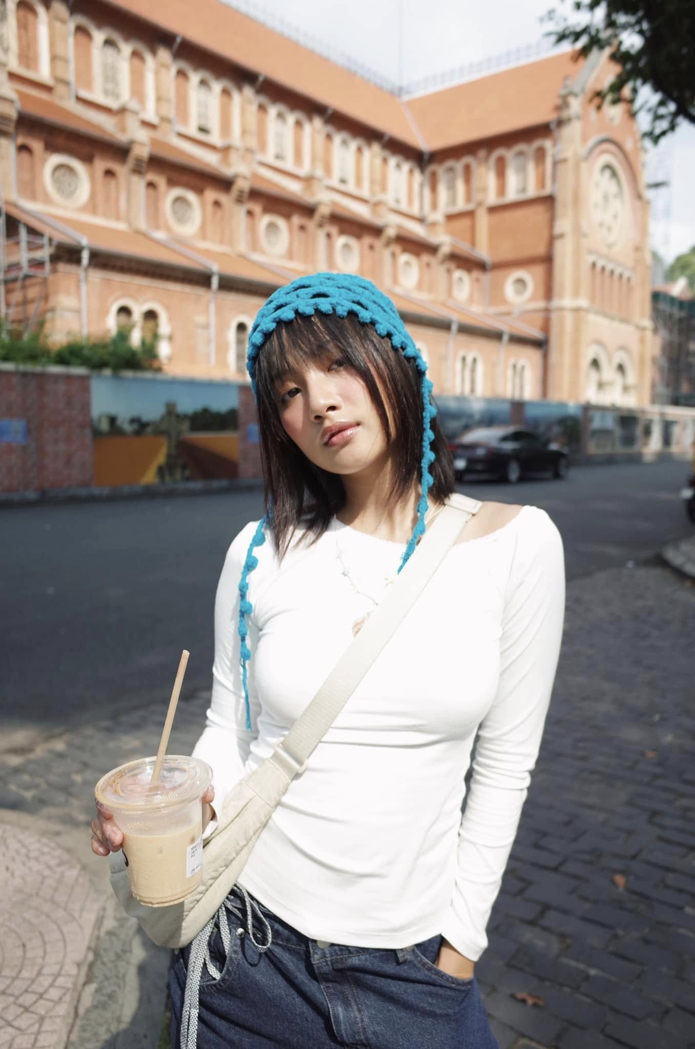 Ngoài đời, Phương Thanh ưa chuộng phong cách thời trang cá tính, năng động với các món đồ tối giản như áo thun, quần jeans được phối ăn ý kèm phụ kiện túi đeo chéo, 