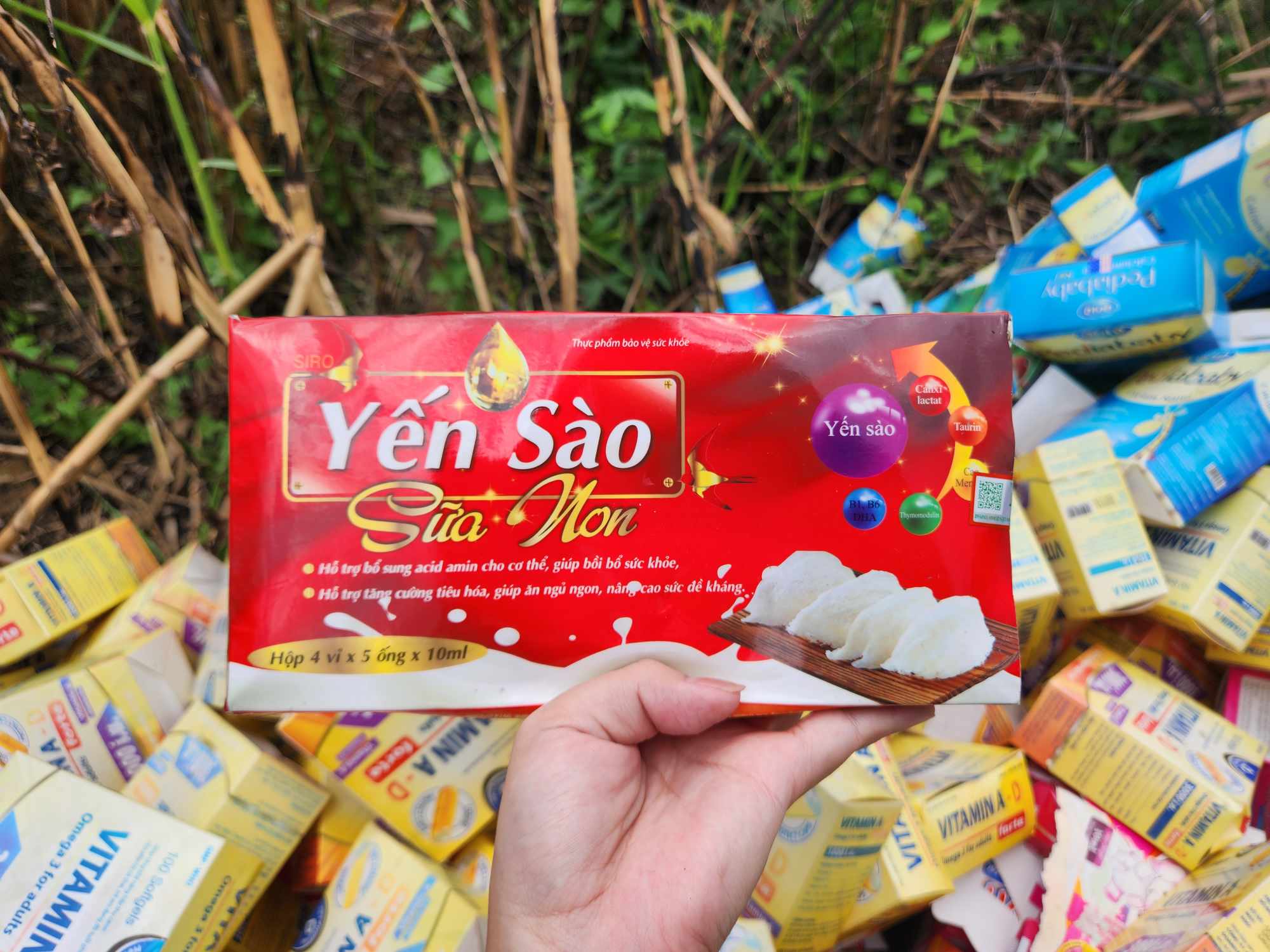 Trong đó, có sản phẩm bị mở hộp đổ bừa ra ngoài, có sản phẩm còn nguyên hộp đựng, thông tin trên hộp cho thấy các sản phẩm có thông tin Công ty cổ phần dược phẩm MEDIUSA (Lô CN A5, KCN Phú Nghĩa, huyện Chương Mỹ, TP Hà Nội) sản xuất, chịu trách nhiệm sản phẩm là Công ty cổ phần dược phẩm MEDIUSA (phường Đại Kim, quận Hoàng Mai, Hà Nội), Công ty cổ phần dược phẩm liên doanh MEDIPHAR (KCN Phú Nghĩa, huyện Chương Mỹ, TP Hà Nội).