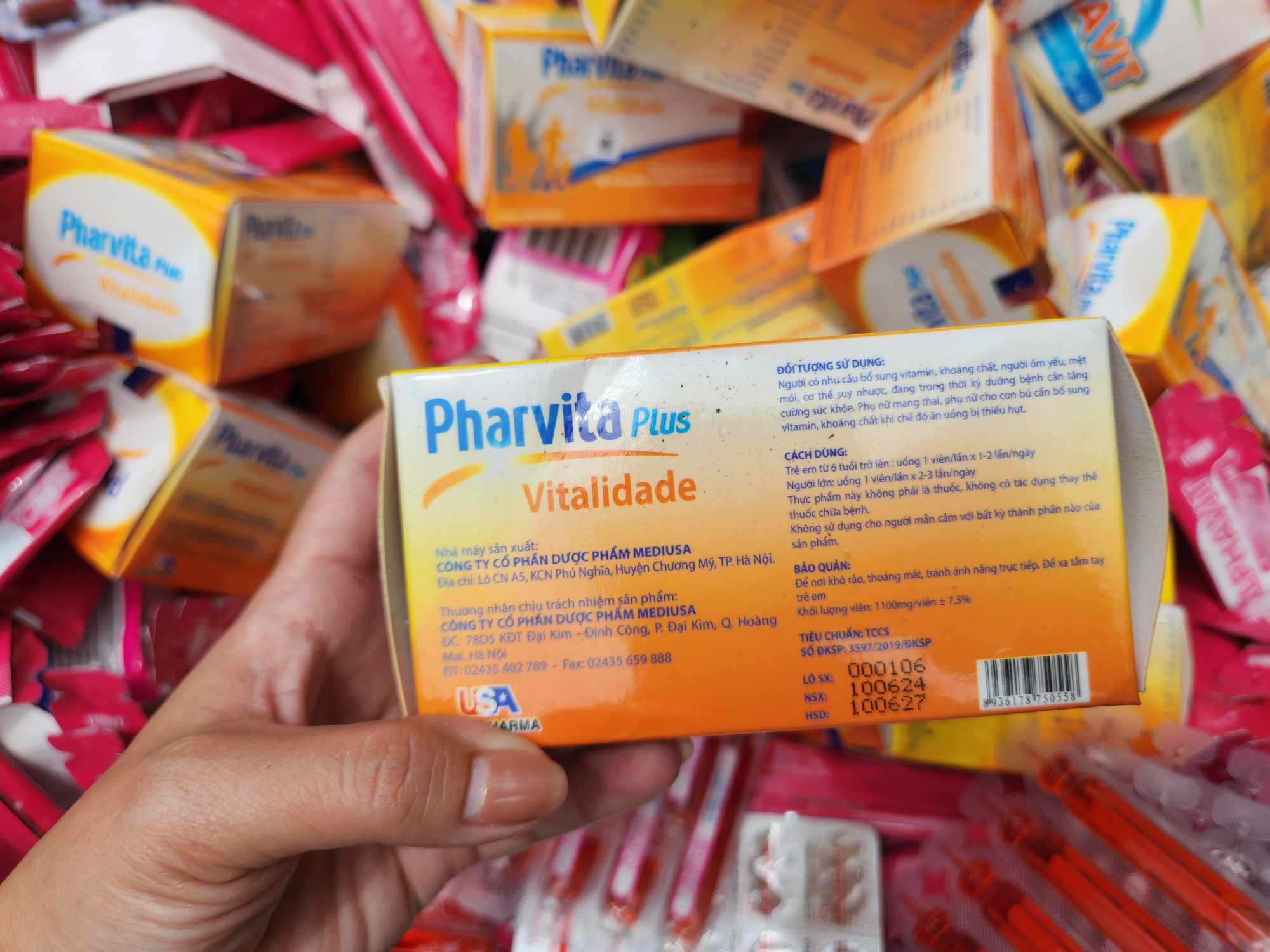 Theo hướng dẫn sử dụng, sản phẩm được dùng cho trẻ em, người bị suy nhược cơ thể, phụ nữ mang thai, phụ nữ cho con bú… Hầu hết thông tin sản phẩm trên đều còn hạn sử dụng đến năm 2027 hoặc 2028. Trong đó, không ít loại còn nguyên tem bảo hành và mã QR, thậm chí có dòng chữ “nhãn hiệu được bác sĩ và dược sĩ khuyên dùng”.