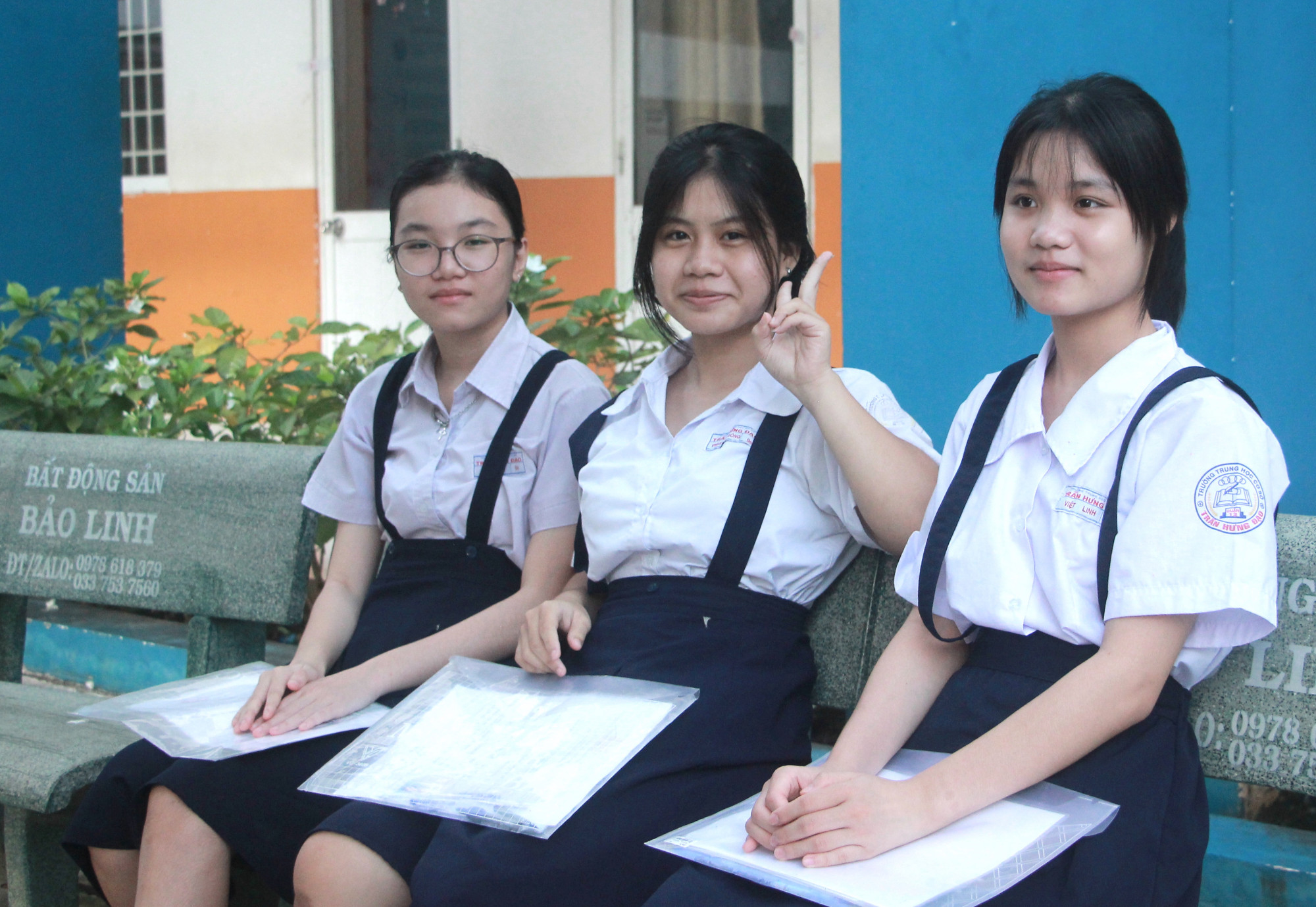 Việt Linh (bìa phải) và các bạn tới điểm thi từ rất sớm để chuẩn bị bước vào kỳ thi lên lớp Mười - Ảnh: Nguyễn Loan