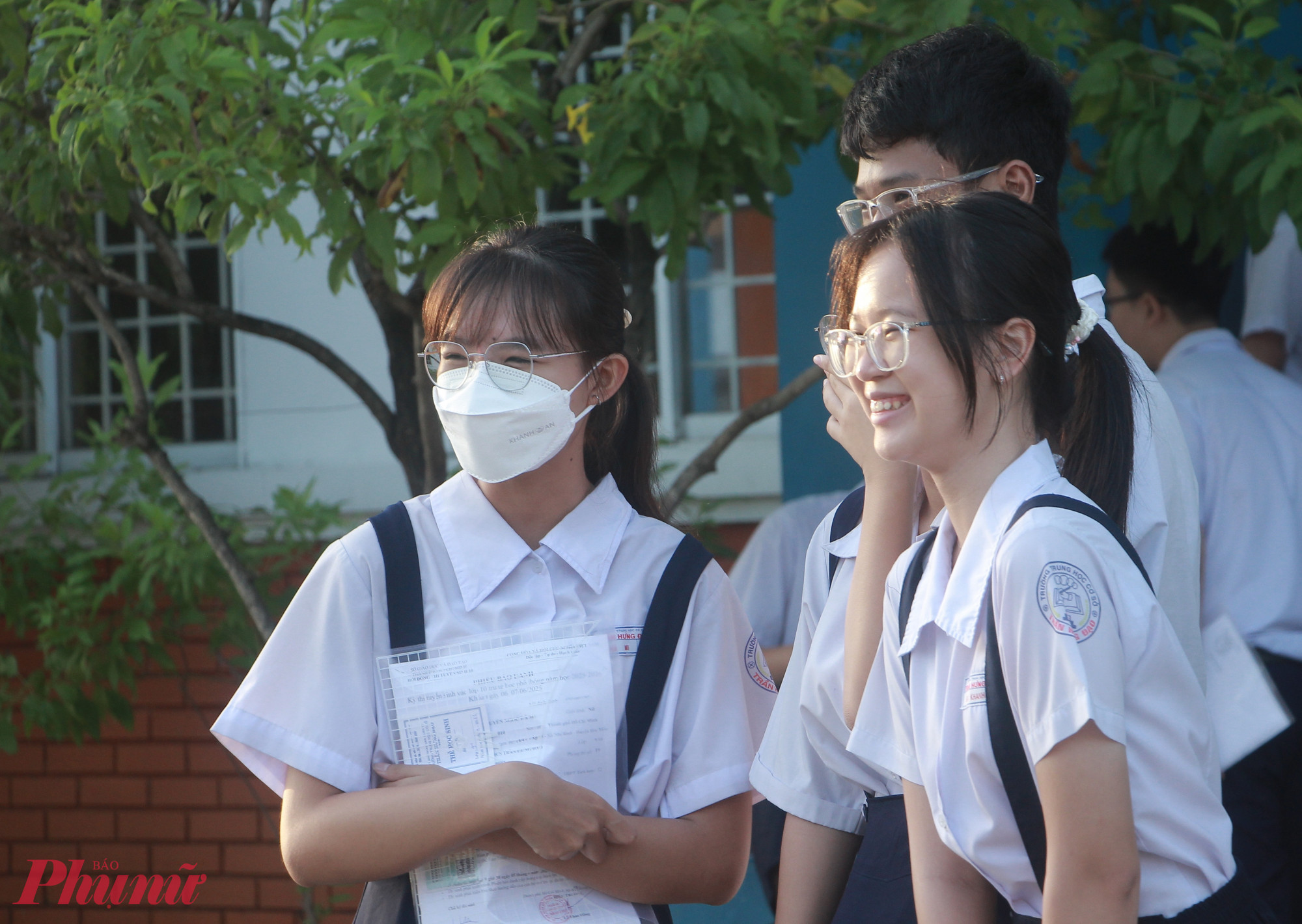 Tại điểm thi Trường THCS Trần Hưng Đạo (quận 12) thí sinh có mặt từ rất sớm, nhiều giáo viên của trường cũng có mặt để điểm danh học sinh của mình, phát hiện em nào chưa tới hoặc tới trễ liền lập tức gọi điện để nắm tình hình, thúc giục các em tới điểm thi sớm