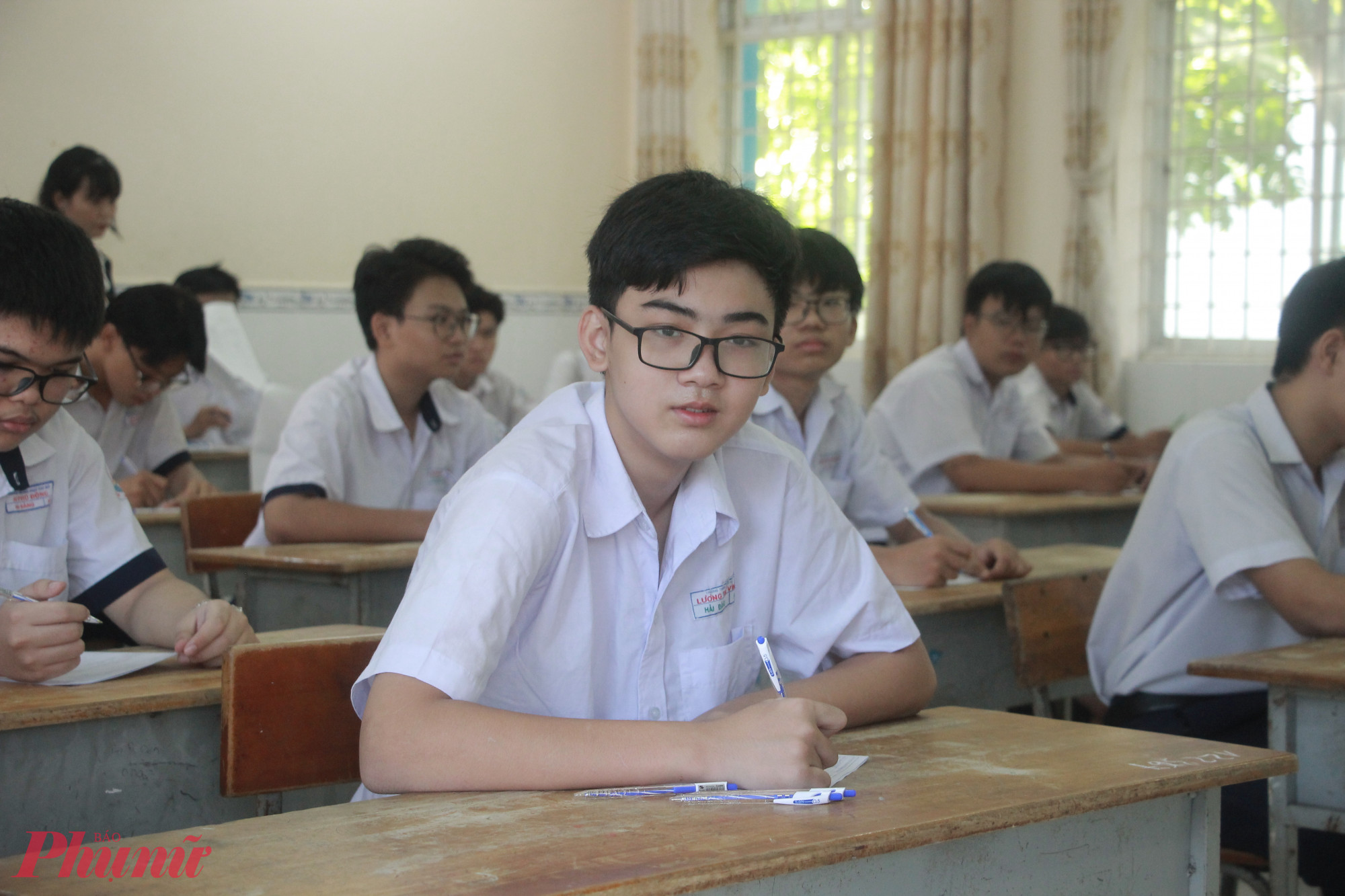 Đúng 8g thí sinh bắt đầu làm bài thi. Kỳ thi vào lớp 10 tại TP.HCM có 76.435 thí sinh dự thi (giảm 27.330 em so với năm trước). Chỉ tiêu vào lớp Mười của 115 trường THPT công lập là 70.070 em.  Kỳ thi diễn ra trong 2 ngày 6 và 7/6/2025 tại 142 điểm thi gồm 132 điểm thường và 10 điểm chuyên với tổng cộng 3.277 phòng thi.