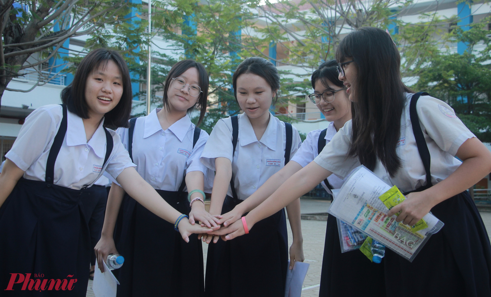 Thí sinh đập tay, chúc nhau làm bài thi tốt trước khi bước vào giờ thi