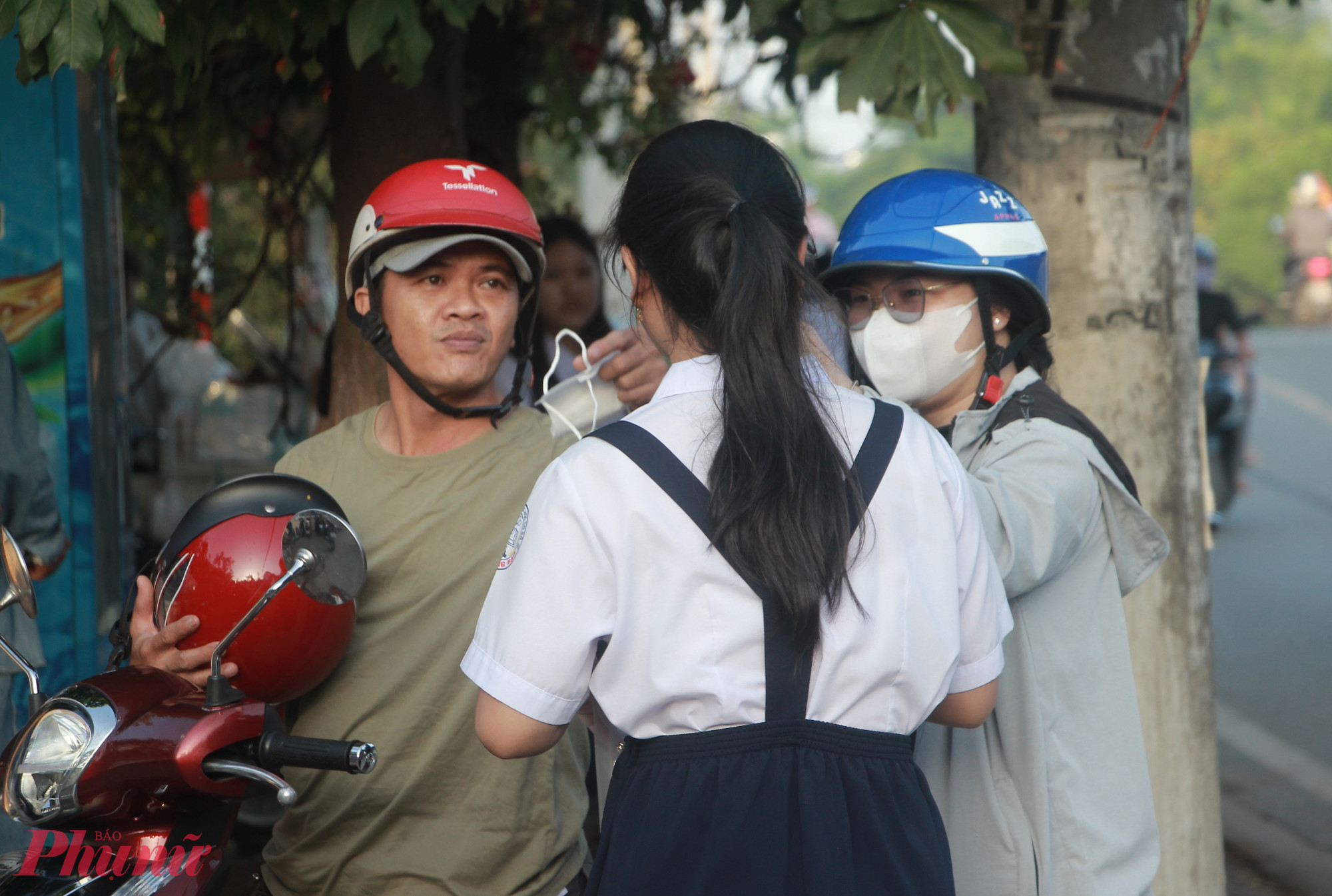 Ánh mắt đầy yêu thương của một người cha khi đưa con tới điểm thi Trường THCS Trần Hưng Đạo sáng nay