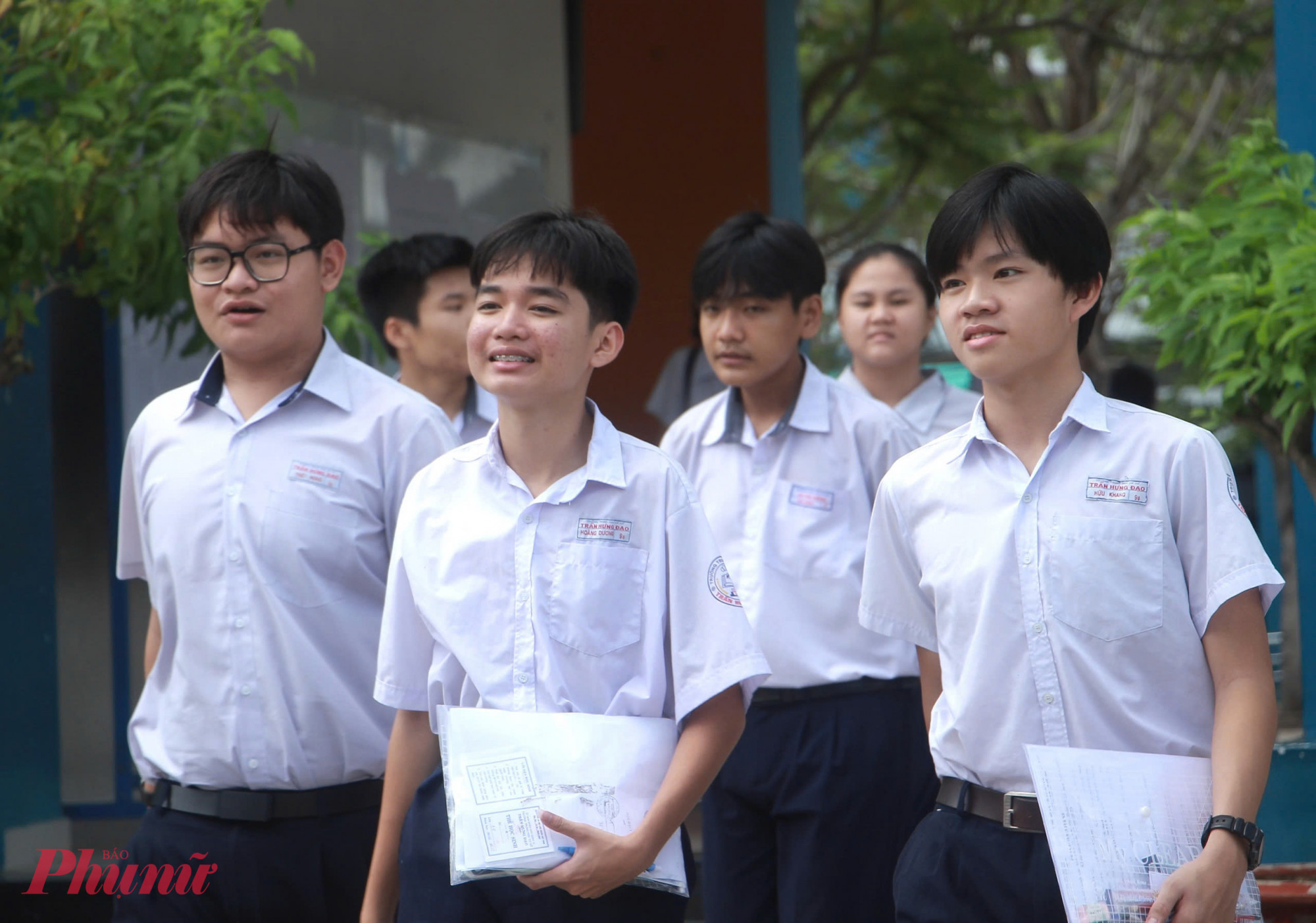 Thí sinh hồ hởi bước ra khỏi phòng thi sau khi hoàn thành bài thi môn ngữ văn - Ảnh: Nguyễn Loan