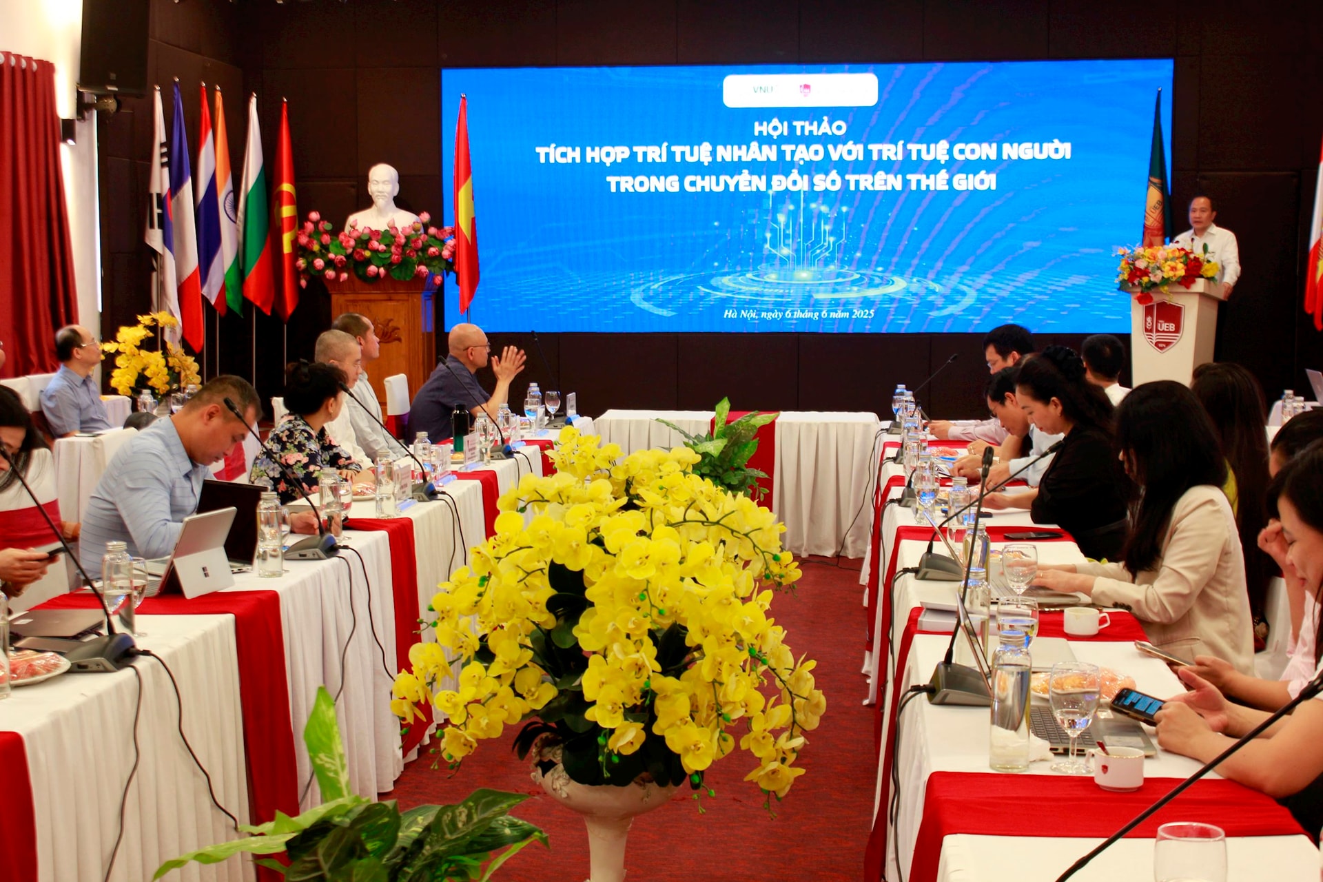 Quang cảnh hội thảo “Tích hợp trí tuệ nhân tạo với trí tuệ con người trong chuyển đổi số toàn cầu”. Ảnh: Minh Quang