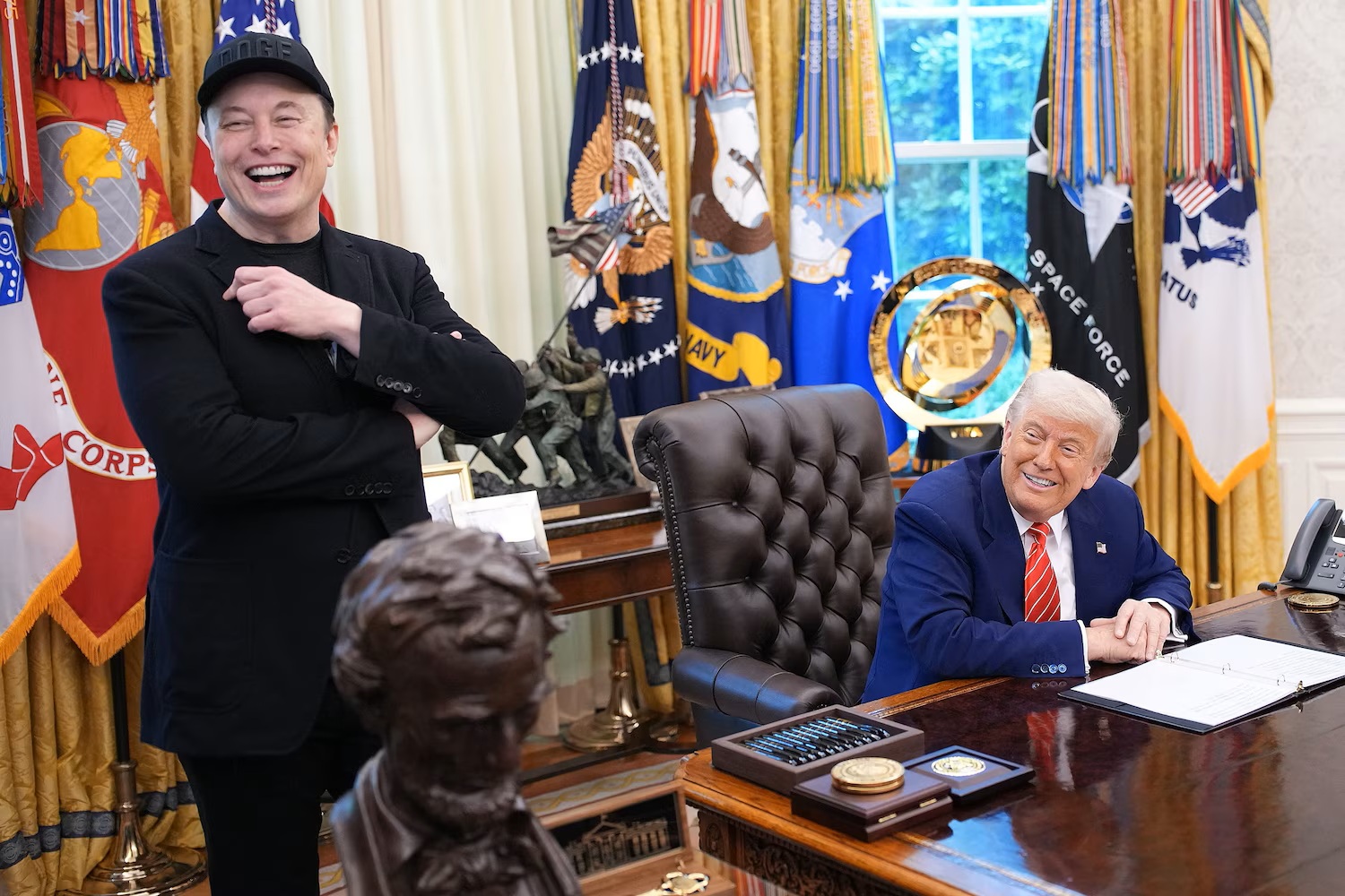 Từ cặp đôi quyền lực, Tổng thống Donald Trump - tỉ phú Elon Musk có thể làm gì để tổn thương nhau? Giám đốc điều hành Tesla Elon Musk và Tổng thống Donald Trump cười khi lắng nghe câu hỏi của các phóng viên tại Phòng Bầu dục của Nhà Trắng, vào ngày 30/5/2025 – Ảnh: Kevin Dietsch/Getty Images