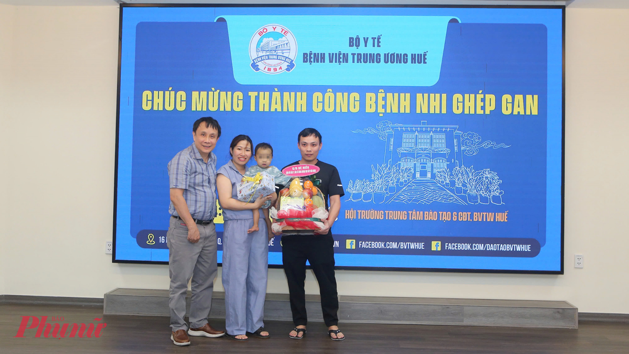 GS. TS Phạm Như Hiệp - Giám đốc Bệnh viện Trung ương Huế  chia vui cùng gai đình cháu V.Q.H., 