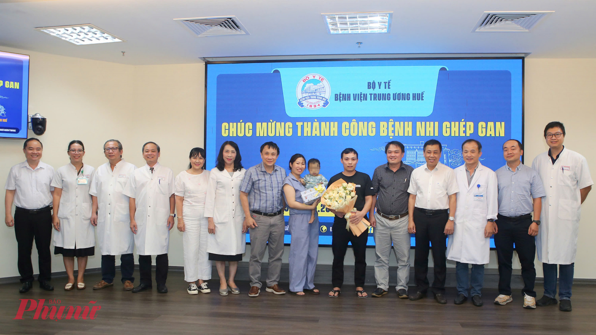 Đội ngũ Y bắc sĩ Bệnh viện Trung ương Huế chúc mừng cháu V.Q.H. xuất viện