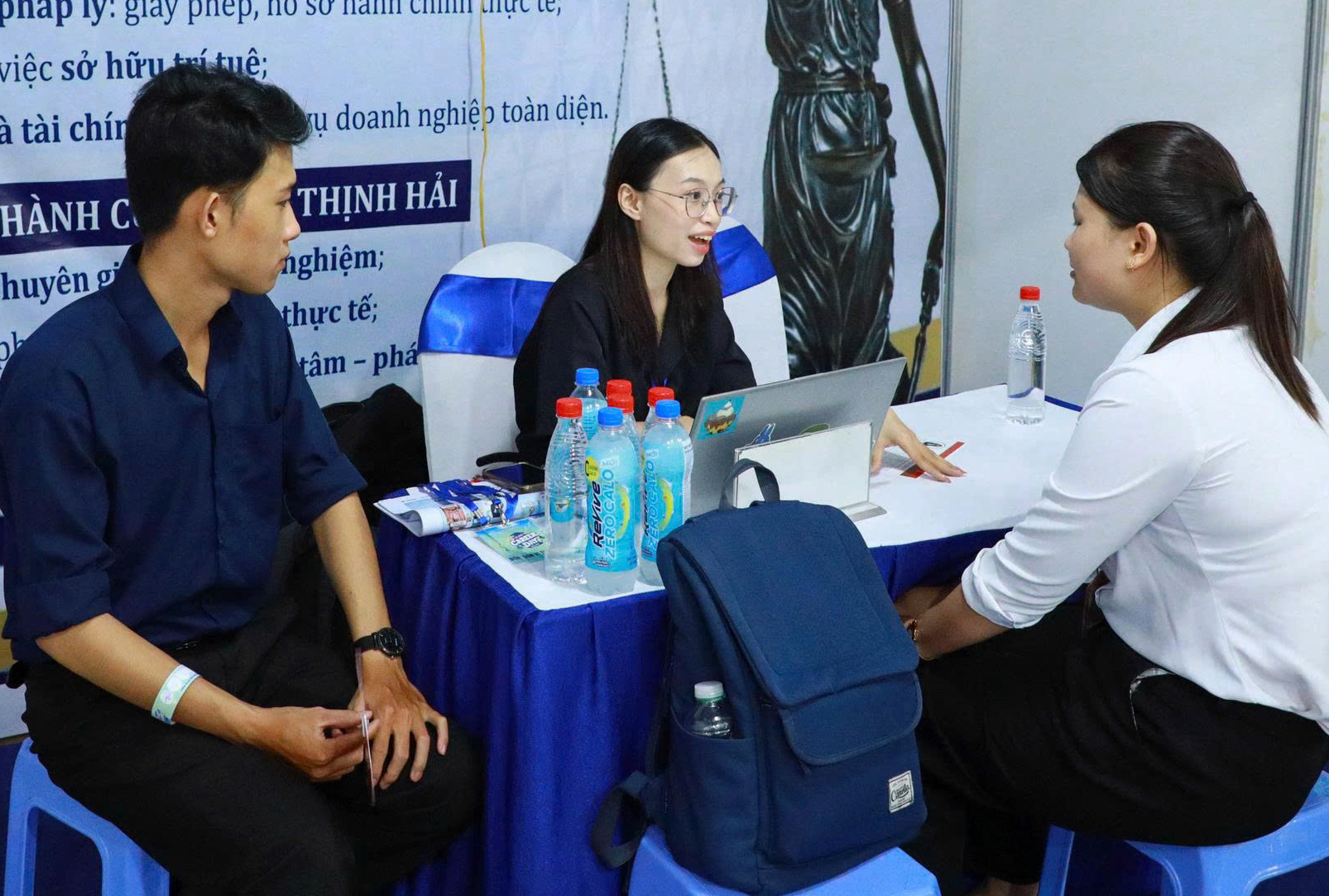 Sinh viên tham gia phỏng vấn trực tiếp tại các gian hàng của nhà tuyển dụng - Ảnh: N.A