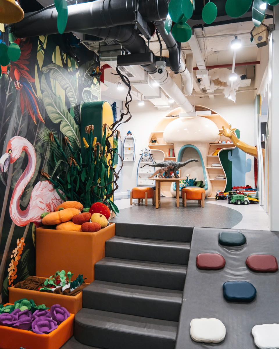 3. Peekaboo Premium Kids Cafe Địa chỉ: 26A Hoàng Việt, P. 4, Quận Tân Bình, TP.HCM Peekaboo Premium Kids Cafe là khu vui chơi cao cấp dành riêng cho trẻ em với nhiều trò chơi vận động và trí tuệ như nhà banh, khu leo trèo, khu sáng tạo. Không gian quán ấm cúng, thiết kế hiện đại, kết hợp nhà hàng gia đình giúp ba mẹ vừa thưởng thức món ngon vừa dễ dàng quan sát bé. Giá vé khoảng 150.000 – 200.000 đồng, mở cửa từ 7h đến 21h, phù hợp cho các gia đình muốn trải nghiệm không gian vui chơi an toàn, lành mạnh cho trẻ.