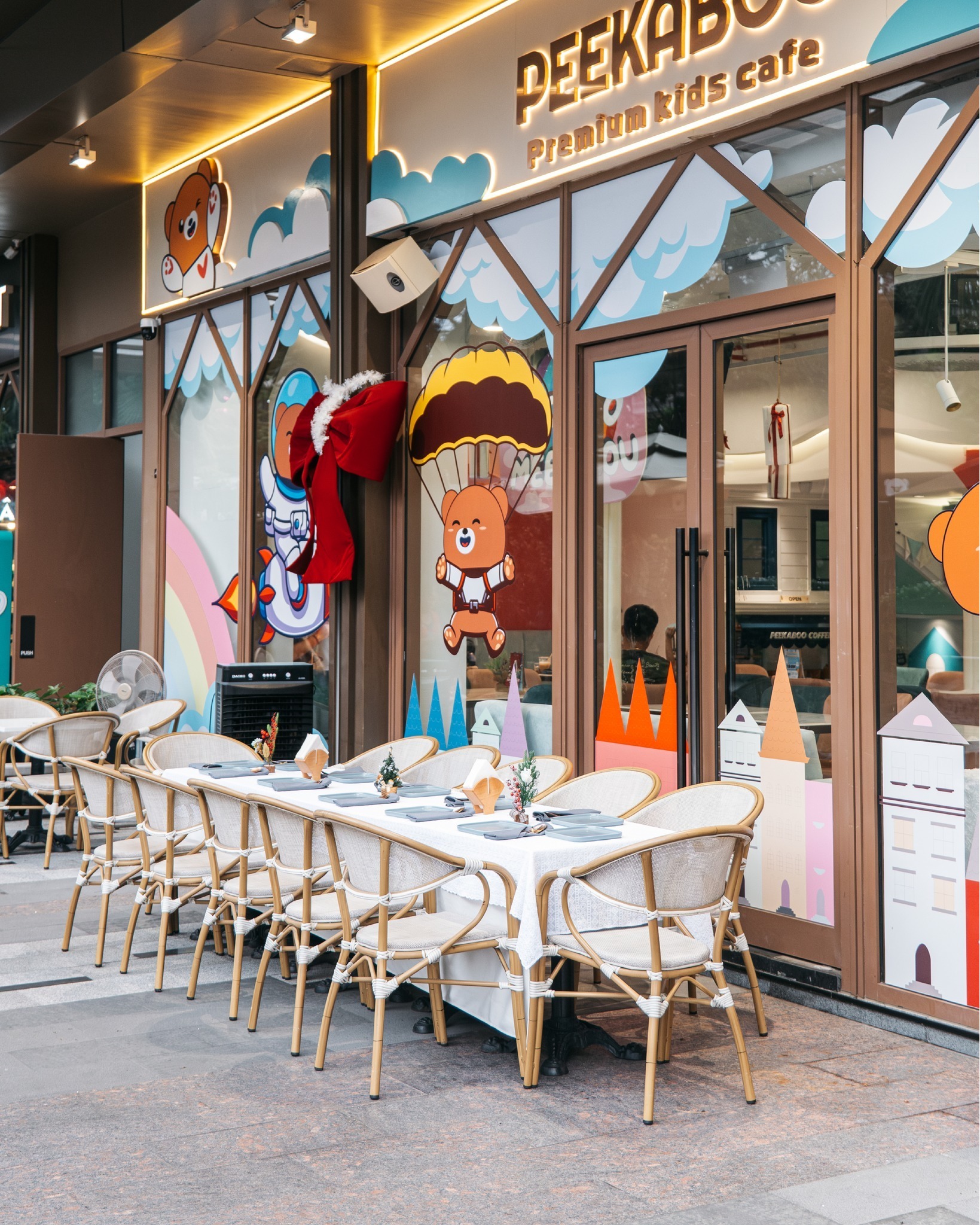 3. Peekaboo Premium Kids Cafe Địa chỉ: 26A Hoàng Việt, P. 4, Quận Tân Bình, TP.HCM Peekaboo Premium Kids Cafe là khu vui chơi cao cấp dành riêng cho trẻ em với nhiều trò chơi vận động và trí tuệ như nhà banh, khu leo trèo, khu sáng tạo. Không gian quán ấm cúng, thiết kế hiện đại, kết hợp nhà hàng gia đình giúp ba mẹ vừa thưởng thức món ngon vừa dễ dàng quan sát bé. Giá vé khoảng 150.000 – 200.000 đồng, mở cửa từ 7h đến 21h, phù hợp cho các gia đình muốn trải nghiệm không gian vui chơi an toàn, lành mạnh cho trẻ.