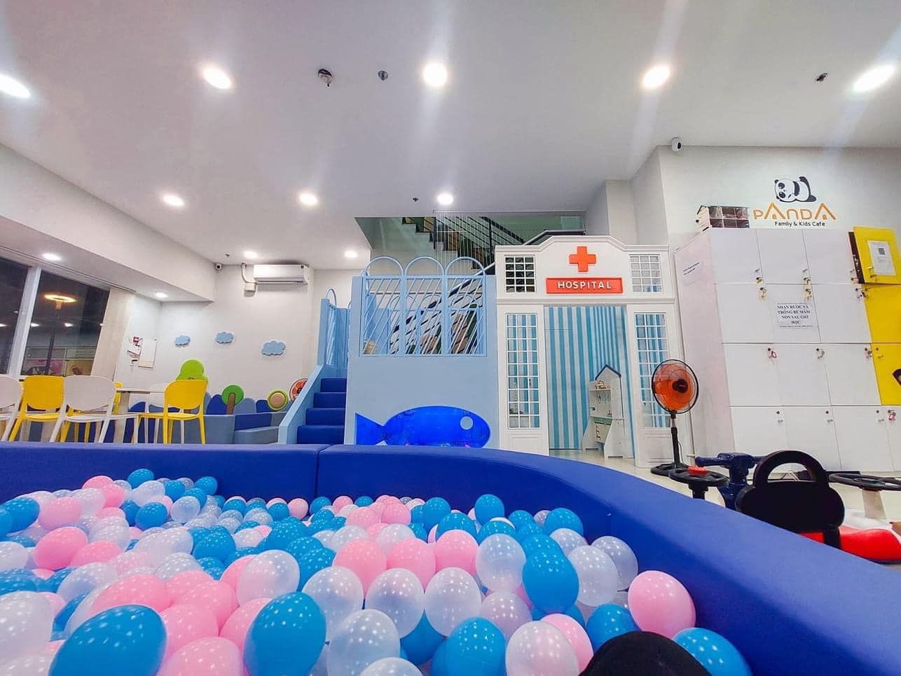 Panda Family & Kids Café tại số 33 Lương Minh Nguyệt, Tân Phú là điểm đến lý tưởng cho các gia đình có trẻ nhỏ. Không gian rộng rãi khoảng 260m², được thiết kế hiện đại và an toàn, với nhiều khu vui chơi như nhà banh, hồ hạt, khu trang điểm, quầy câu cá và khu vận động. Đồ chơi tại đây luôn được cập nhật mới, đảm bảo vệ sinh và an toàn cho trẻ. Quán phục vụ đồ ăn nhẹ và nước uống với mức giá hợp lý, từ 10.000 đến 25.000 đồng. Đặc biệt, có nhân viên hỗ trợ trông trẻ, giúp phụ huynh yên tâm thư giãn hoặc làm việc. Giá vé tham khảo từ 60.000 đồng, mở cửa từ 9h đến 21h (thứ Hai đến thứ Sáu) và từ 8h đến 21h30 (cuối tuần). Panda Family & Kids Café là lựa chọn tuyệt vời cho những buổi hẹn hò gia đình trọn vẹn.