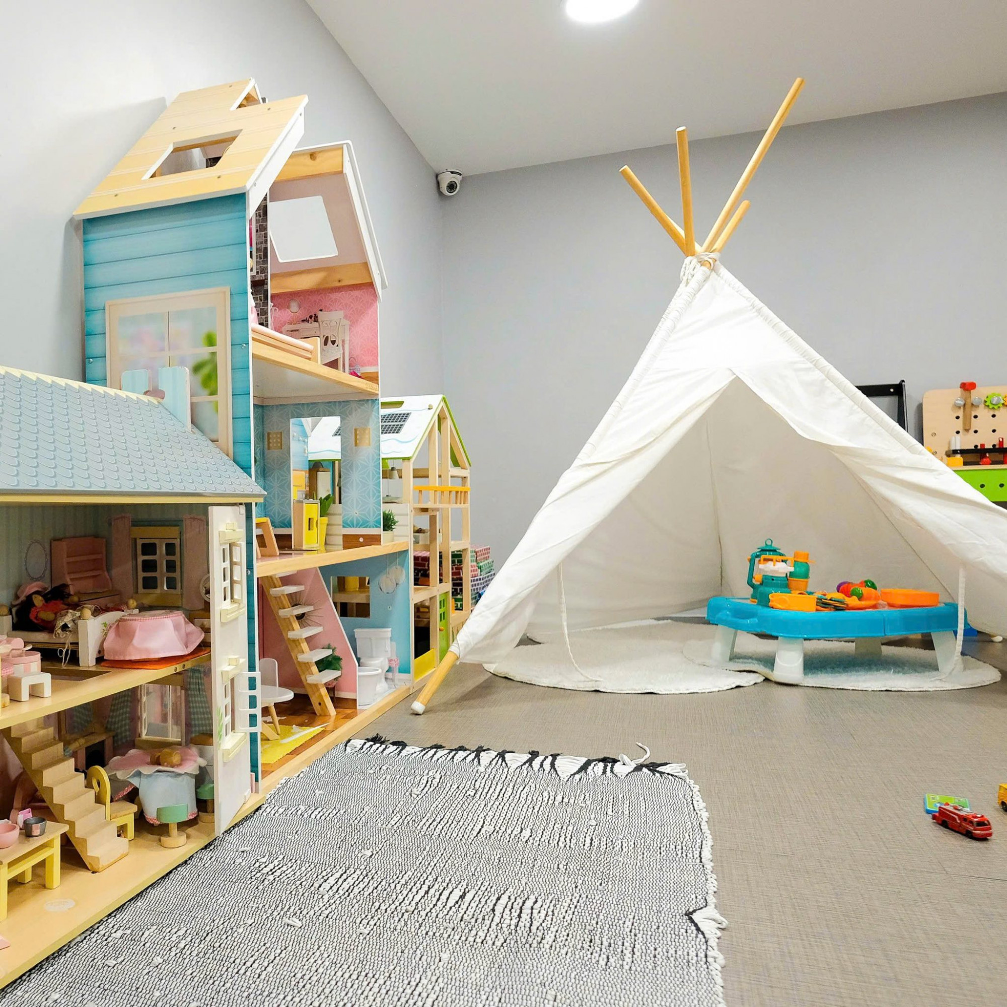 1. Lilliput Diamond – Premium Kids Cafe & Family Restaurant Địa chỉ: 295/1 Lý Thường Kiệt, P. 15, Quận 11, TP.HCM Lilliput Diamond là quán cà phê kết hợp khu vui chơi trẻ em hiện đại với diện tích rộng 450m², thiết kế theo phong cách Hàn Quốc. Khu vui chơi đa dạng với nhà liên hoàn, khu cắm trại, đua xe địa hình và vòng xoay ngựa gỗ, phù hợp với trẻ từ sơ sinh đến tuổi teen. Không gian sạch sẽ, an toàn với hệ thống khử khuẩn hiện đại, giúp ba mẹ yên tâm khi cho con vui chơi. Giá vé từ 150.000 đồng/ngày thường và 200.000 đồng/ngày cuối tuần, thời gian mở cửa từ 9h đến 21h. Đây là điểm đến lý tưởng cho gia đình muốn kết hợp thư giãn và giải trí cho bé.