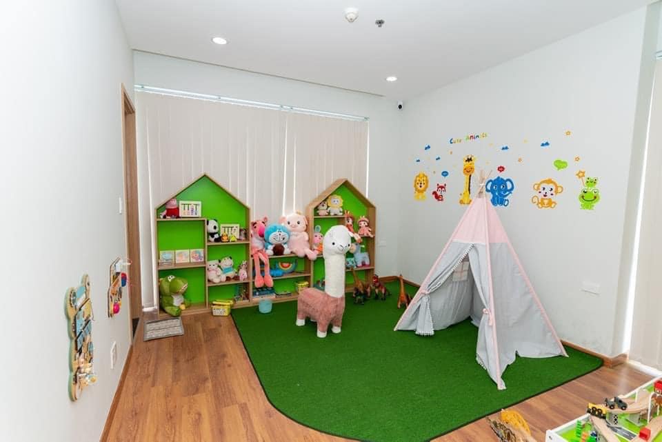 Panda Family & Kids Café tại số 33 Lương Minh Nguyệt, Tân Phú là điểm đến lý tưởng cho các gia đình có trẻ nhỏ. Không gian rộng rãi khoảng 260m², được thiết kế hiện đại và an toàn, với nhiều khu vui chơi như nhà banh, hồ hạt, khu trang điểm, quầy câu cá và khu vận động. Đồ chơi tại đây luôn được cập nhật mới, đảm bảo vệ sinh và an toàn cho trẻ. Quán phục vụ đồ ăn nhẹ và nước uống với mức giá hợp lý, từ 10.000 đến 25.000 đồng. Đặc biệt, có nhân viên hỗ trợ trông trẻ, giúp phụ huynh yên tâm thư giãn hoặc làm việc. Giá vé tham khảo từ 60.000 đồng, mở cửa từ 9h đến 21h (thứ Hai đến thứ Sáu) và từ 8h đến 21h30 (cuối tuần). Panda Family & Kids Café là lựa chọn tuyệt vời cho những buổi hẹn hò gia đình trọn vẹn.