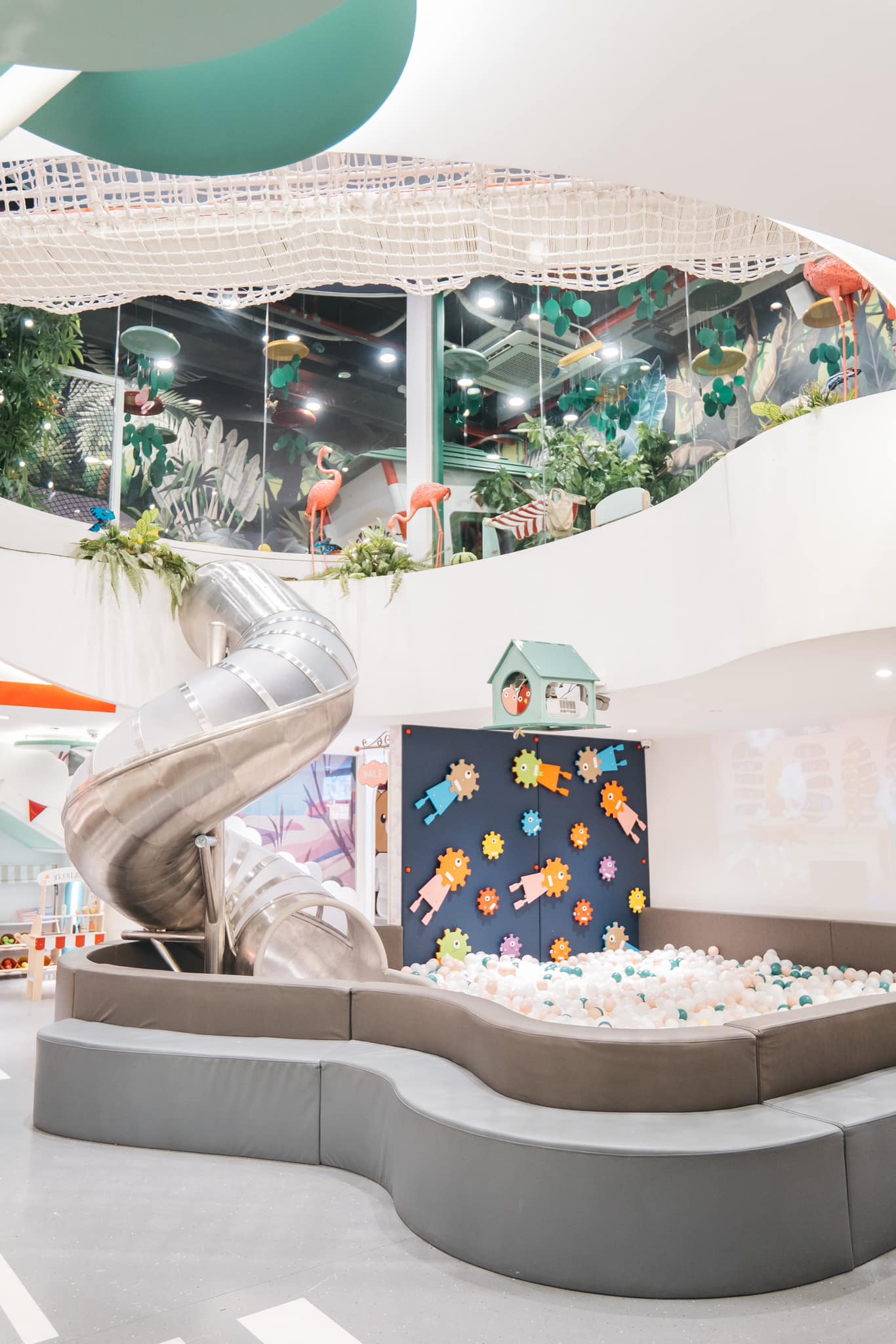 3. Peekaboo Premium Kids Cafe Địa chỉ: 26A Hoàng Việt, P. 4, Quận Tân Bình, TP.HCM Peekaboo Premium Kids Cafe là khu vui chơi cao cấp dành riêng cho trẻ em với nhiều trò chơi vận động và trí tuệ như nhà banh, khu leo trèo, khu sáng tạo. Không gian quán ấm cúng, thiết kế hiện đại, kết hợp nhà hàng gia đình giúp ba mẹ vừa thưởng thức món ngon vừa dễ dàng quan sát bé. Giá vé khoảng 150.000 – 200.000 đồng, mở cửa từ 7h đến 21h, phù hợp cho các gia đình muốn trải nghiệm không gian vui chơi an toàn, lành mạnh cho trẻ.