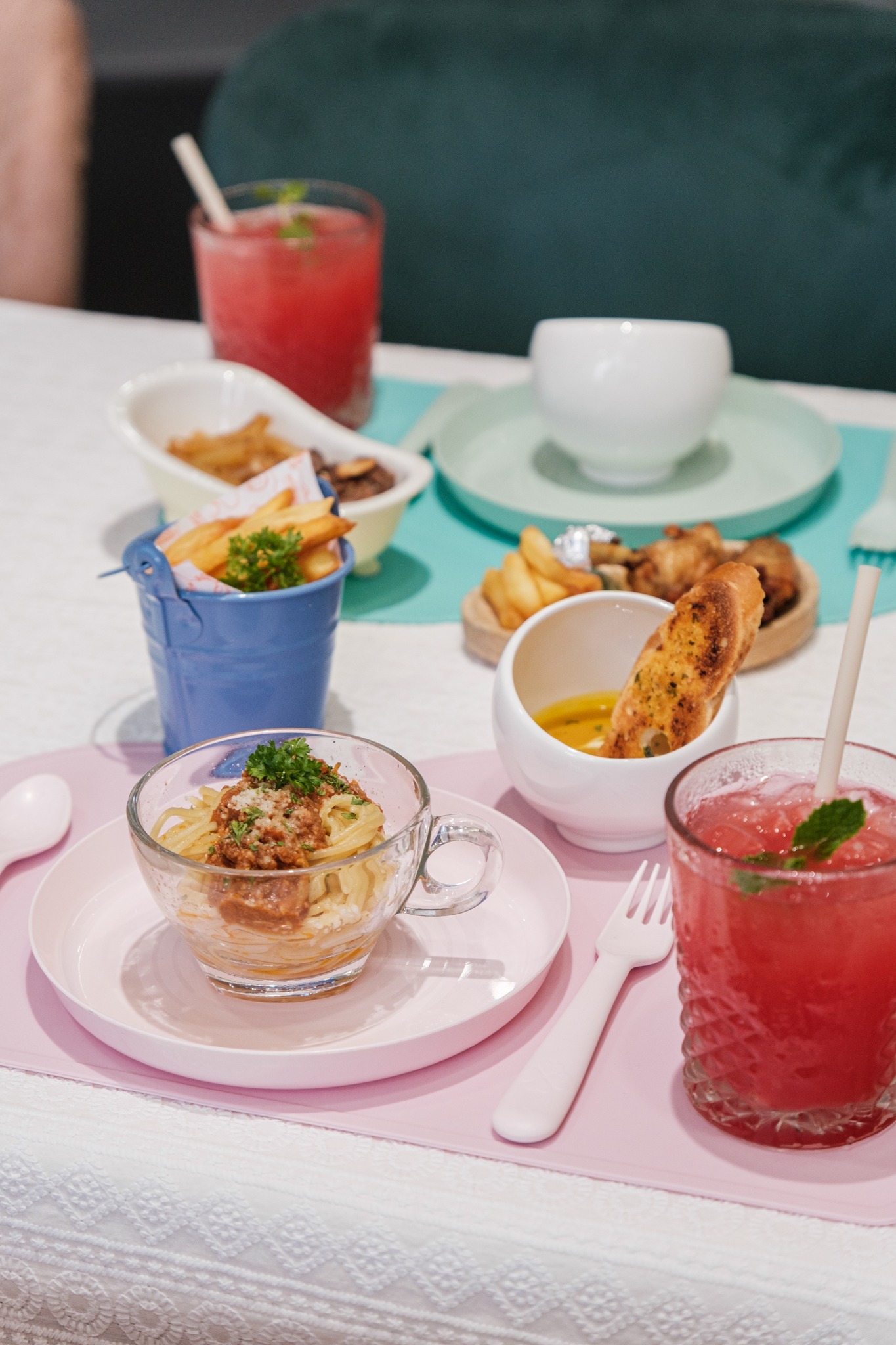 3. Peekaboo Premium Kids Cafe Địa chỉ: 26A Hoàng Việt, P. 4, Quận Tân Bình, TP.HCM Peekaboo Premium Kids Cafe là khu vui chơi cao cấp dành riêng cho trẻ em với nhiều trò chơi vận động và trí tuệ như nhà banh, khu leo trèo, khu sáng tạo. Không gian quán ấm cúng, thiết kế hiện đại, kết hợp nhà hàng gia đình giúp ba mẹ vừa thưởng thức món ngon vừa dễ dàng quan sát bé. Giá vé khoảng 150.000 – 200.000 đồng, mở cửa từ 7h đến 21h, phù hợp cho các gia đình muốn trải nghiệm không gian vui chơi an toàn, lành mạnh cho trẻ.