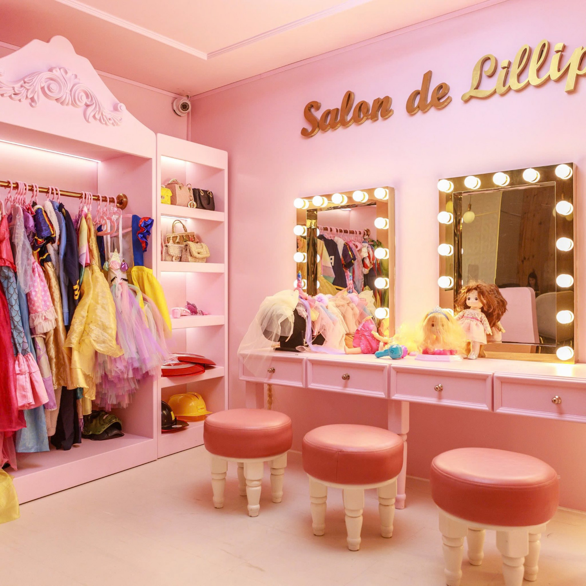 1. Lilliput Diamond – Premium Kids Cafe & Family Restaurant Địa chỉ: 295/1 Lý Thường Kiệt, P. 15, Quận 11, TP.HCM Lilliput Diamond là quán cà phê kết hợp khu vui chơi trẻ em hiện đại với diện tích rộng 450m², thiết kế theo phong cách Hàn Quốc. Khu vui chơi đa dạng với nhà liên hoàn, khu cắm trại, đua xe địa hình và vòng xoay ngựa gỗ, phù hợp với trẻ từ sơ sinh đến tuổi teen. Không gian sạch sẽ, an toàn với hệ thống khử khuẩn hiện đại, giúp ba mẹ yên tâm khi cho con vui chơi. Giá vé từ 150.000 đồng/ngày thường và 200.000 đồng/ngày cuối tuần, thời gian mở cửa từ 9h đến 21h. Đây là điểm đến lý tưởng cho gia đình muốn kết hợp thư giãn và giải trí cho bé.