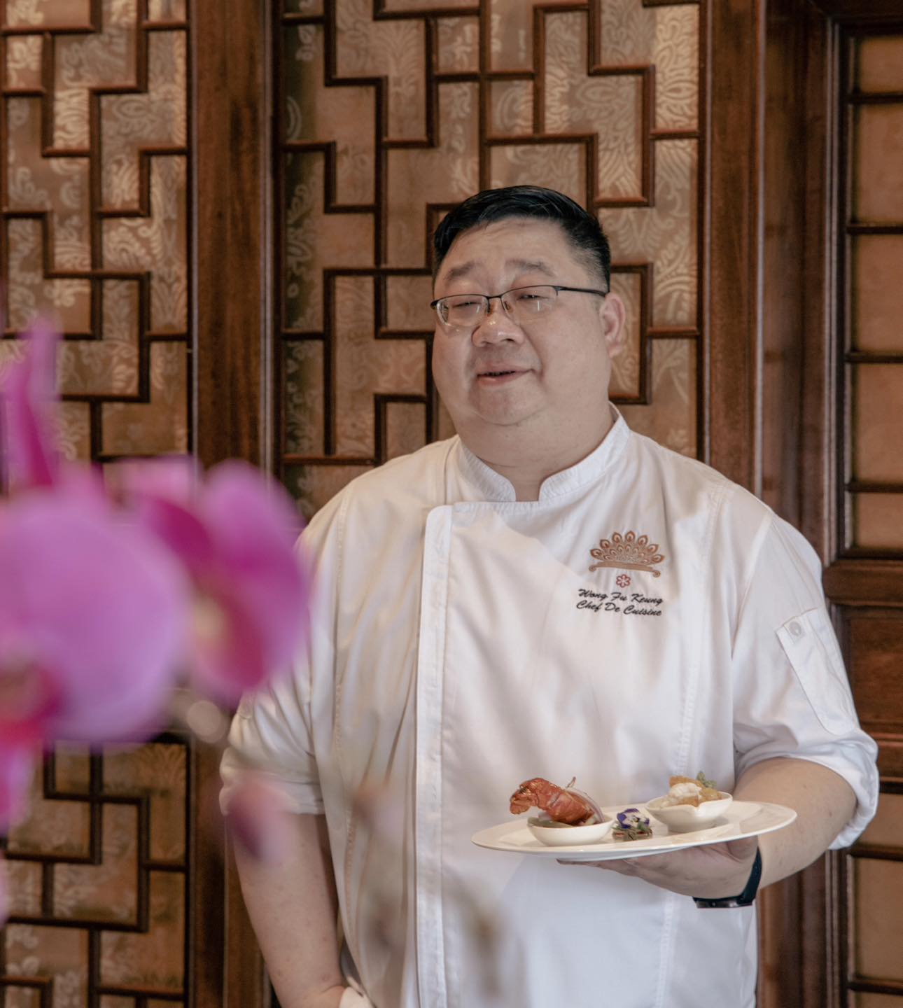 Thực đơn nhà hàng phong phú với các món dimsum cầu kỳ hay vịt quay Bắc Kinh được chế biến chuẩn mực, giữ đúng hương vị truyền thống Trung Hoa, nhưng vẫn tạo được nét riêng phù hợp khẩu vị hiện đại. Không gian được thiết kế sang trọng, lối bài trí thanh lịch và đội ngũ phục vụ chuyên nghiệp... giúp Long Triều trở thành lựa chọn hàng đầu cho những buổi tiếp khách hay dịp đặc biệt của gia đình.