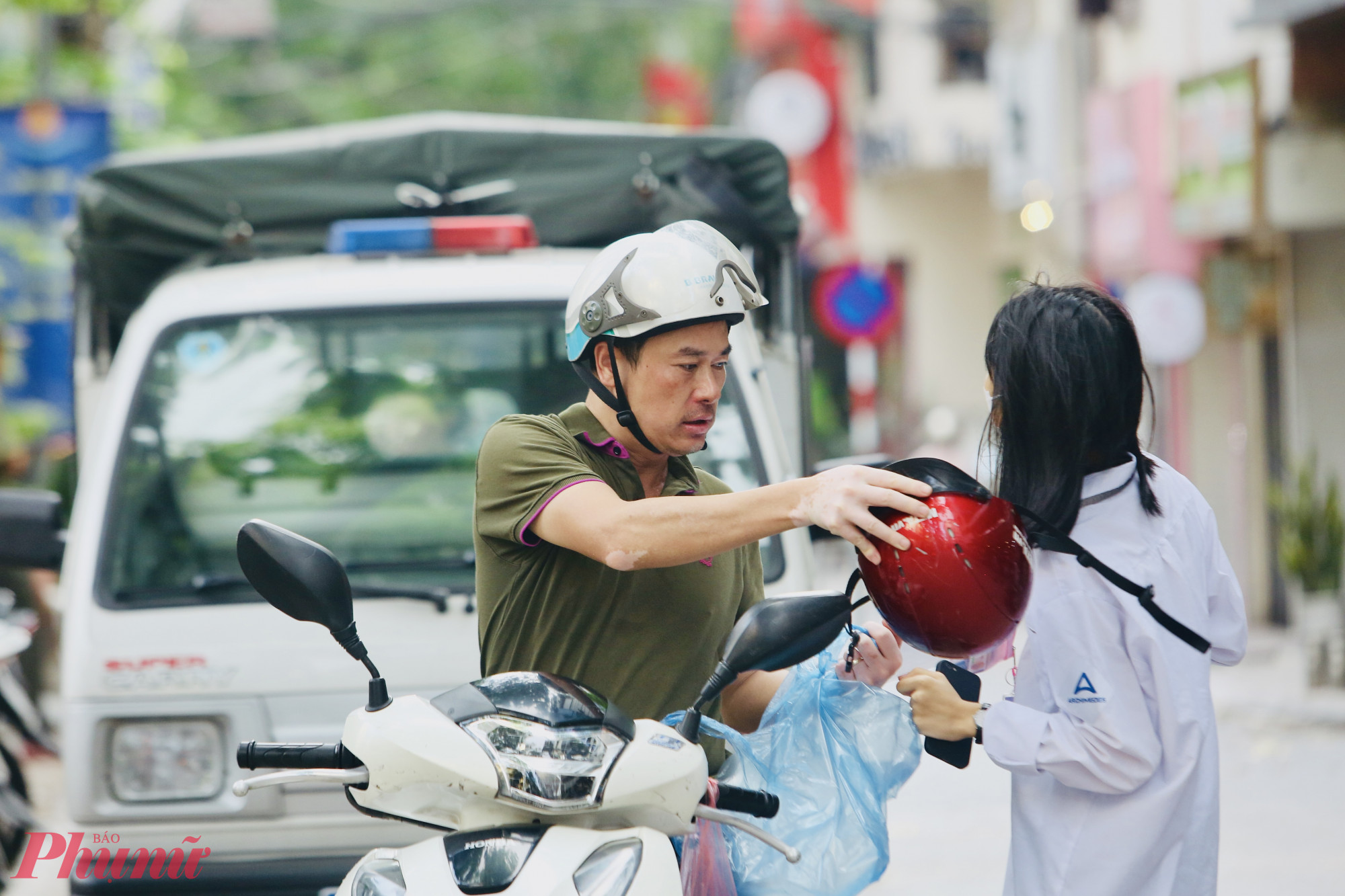 Những cái nắm tay động viên, một cái siết vai ấm áp của người mẹ, người cha chứa đựng rất nhiều hi vọng lớn lao dành cho con cái mình.