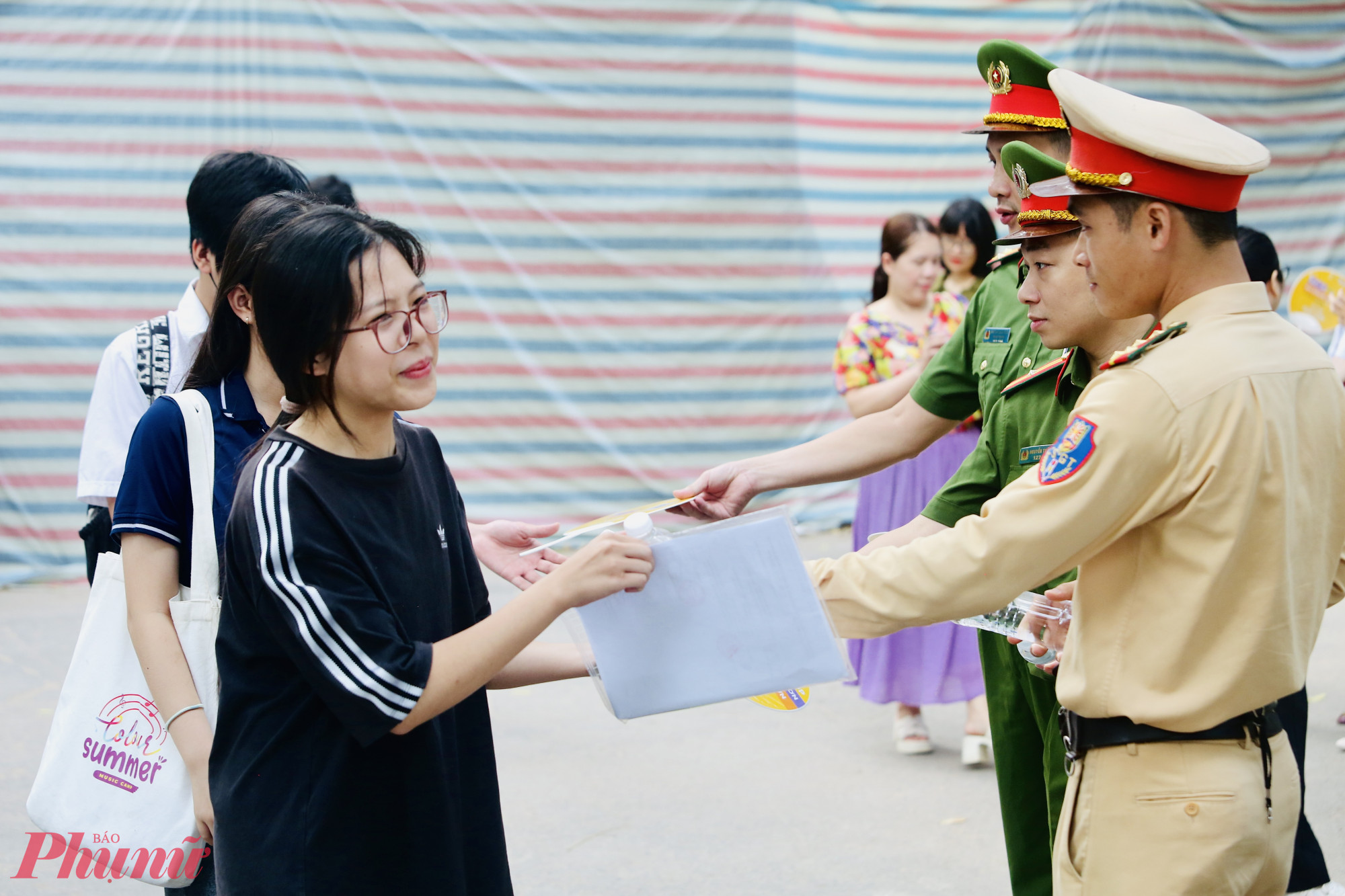 Trong buổi sáng hôm nay thời tiết nắng nhẹ, các điểm trường tại Hà Nội cũng đã chuẩn bị nhiều phương án về đảm bảo an toàn phòng thi, cung cấp điện trong trường hợp khẩn cấp giúp các sĩ tử có một tâm thế tốt nhất để 'vượt vũ môn' năm 2023.
