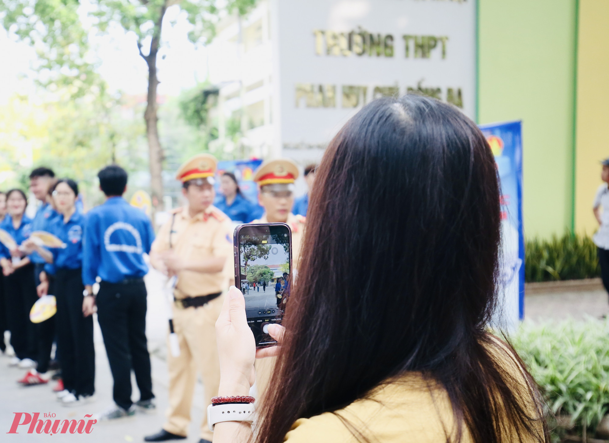 Trái ngược với tâm lý của các sĩ tử, phụ huynh lo lắng, bồn chồn khi dõi theo con vào điểm thi.